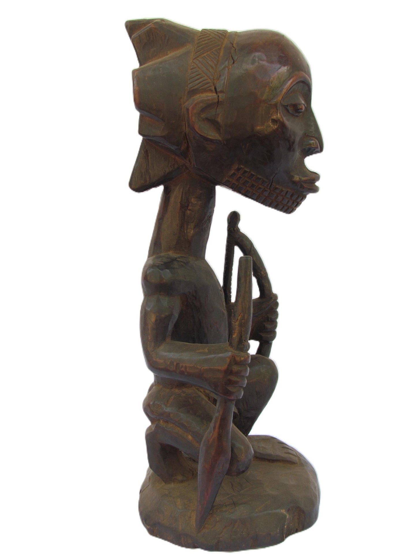Une statue de sécurité Luba africaine masculine guidée avec des bâtons de combat dans les deux bras du Congo