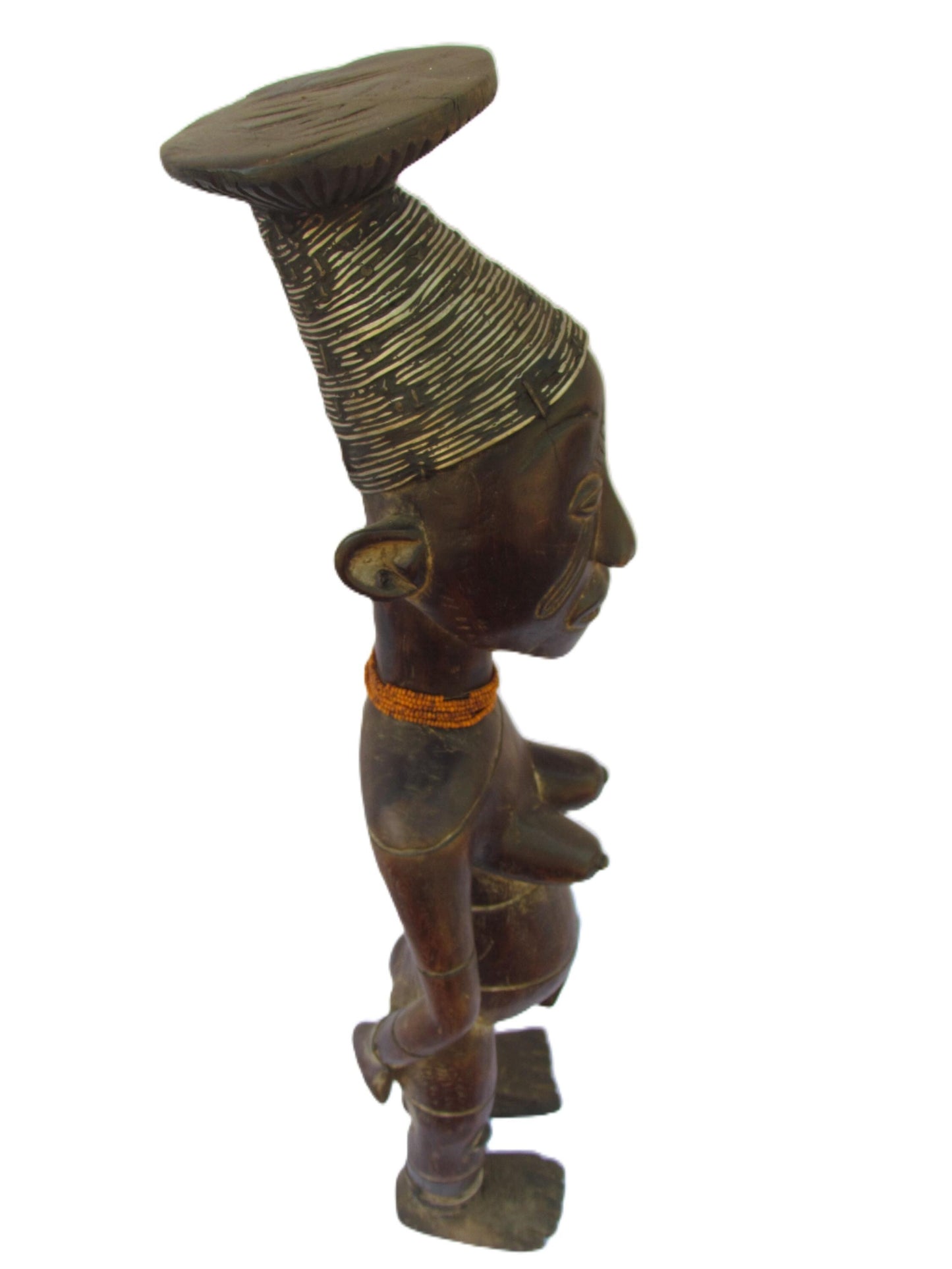 Une belle figure féminine debout Mangbetu en bois avec un cou rouge frappant de l'art africain du Congo.
