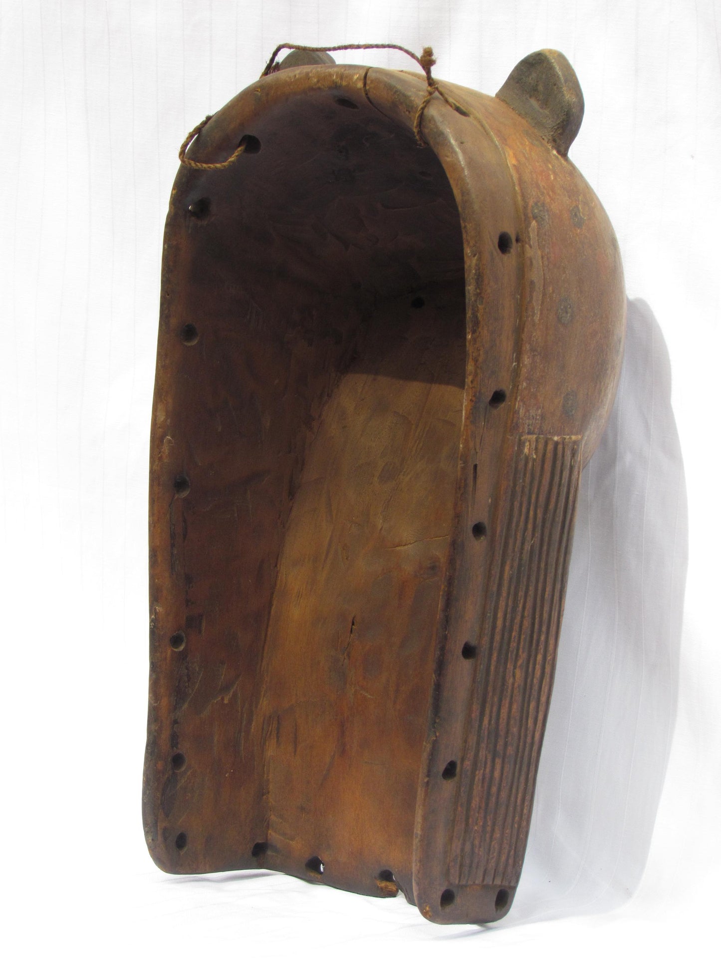 Une tenture murale vintage marron sculptée à la main, masques traditionnels africains en bois de RDC