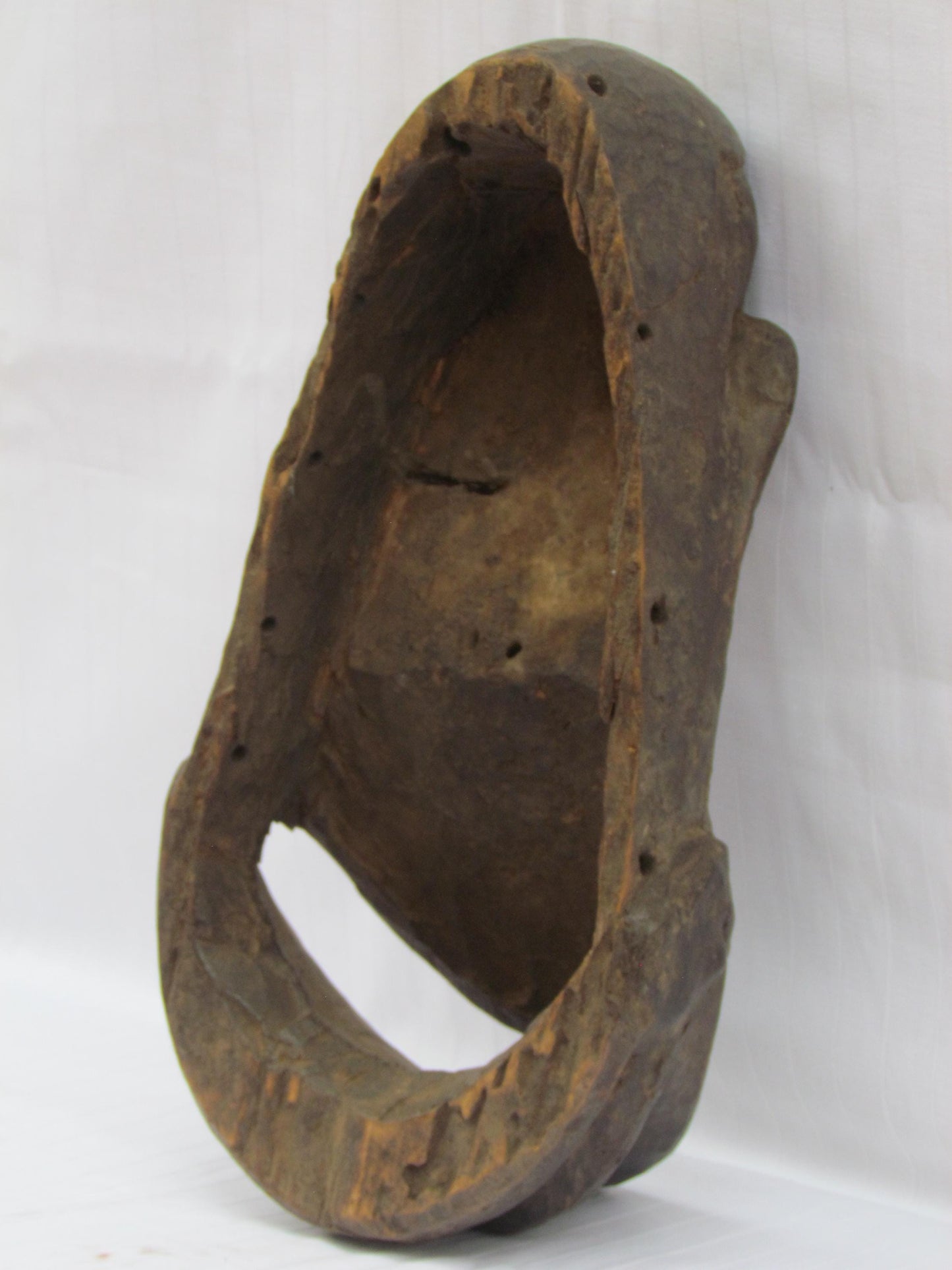 Un masque mural traditionnel africain en bois sculpté à la main vintage noir avec une large bouche de RDC