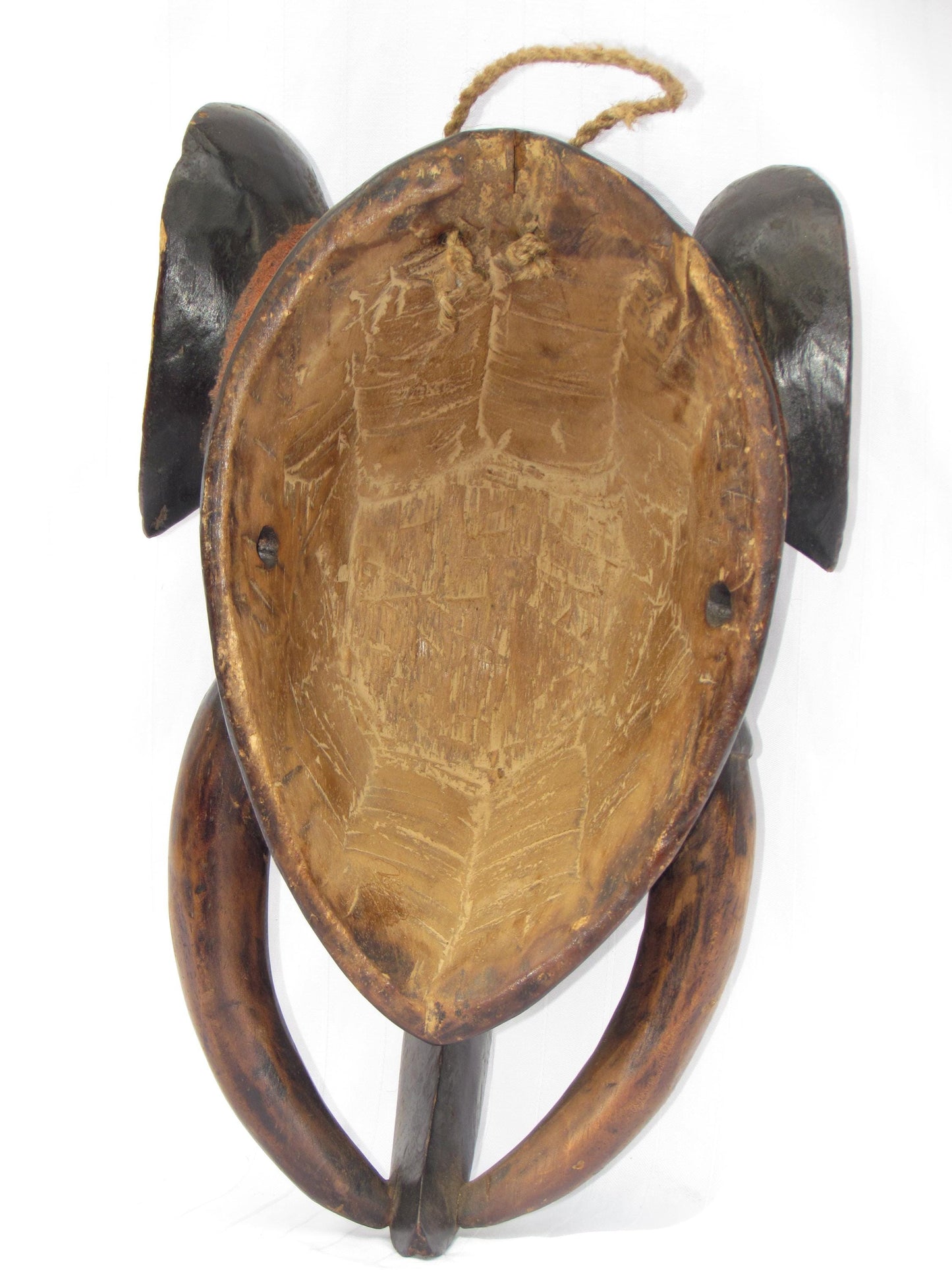 Masques traditionnels africains en bois sculptés à la main, fabriqués en RDC