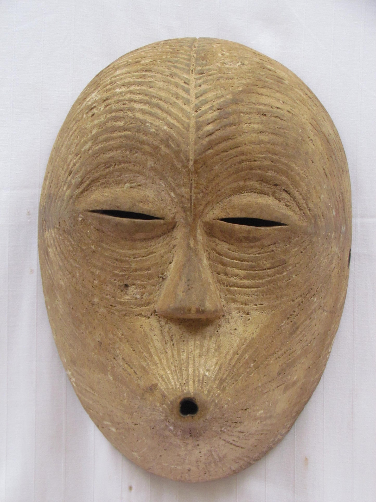 Masques traditionnels africains en bois sculptés à la main, fabriqués en RDC