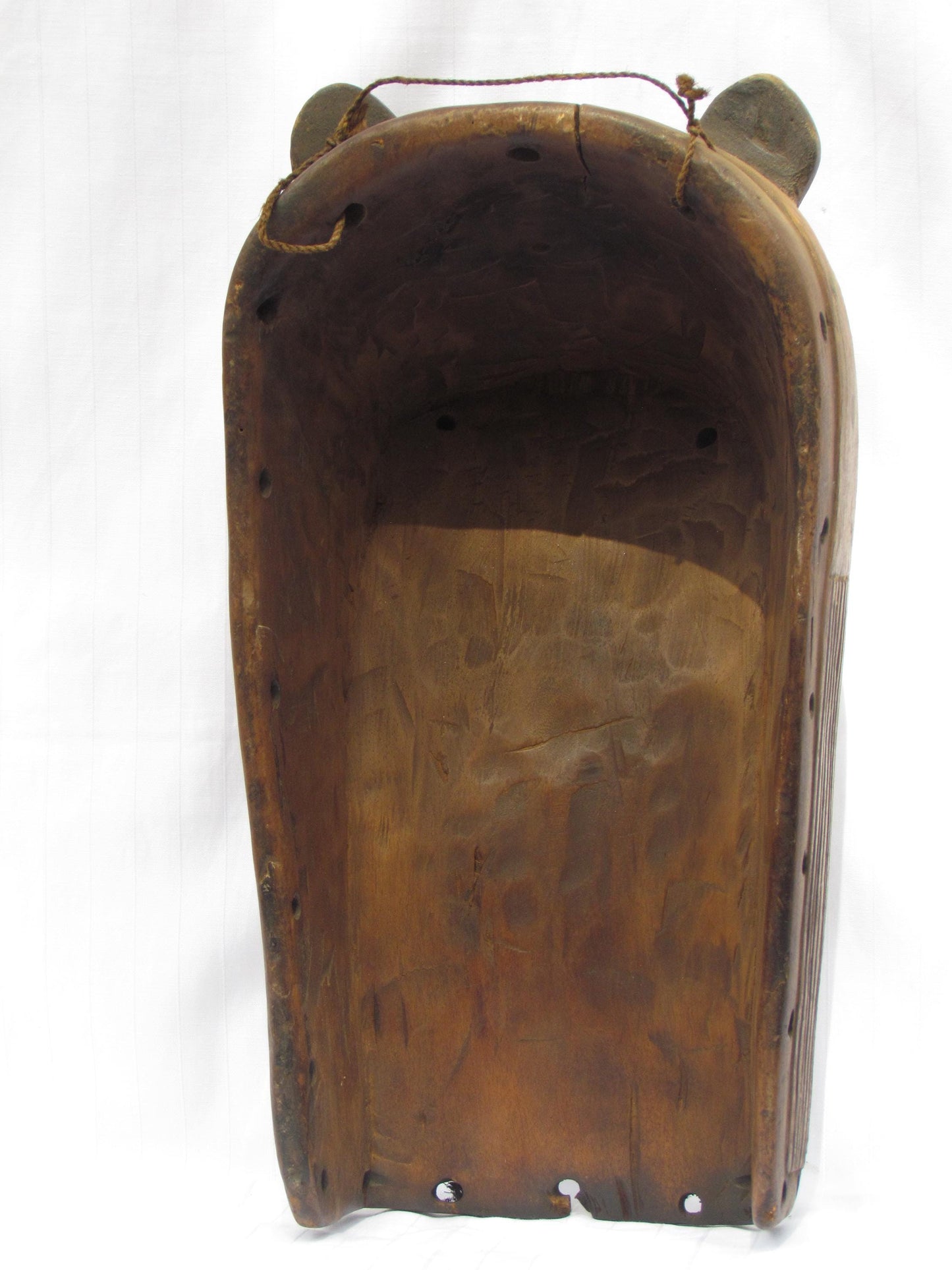 Une tenture murale vintage marron sculptée à la main, masques traditionnels africains en bois de RDC