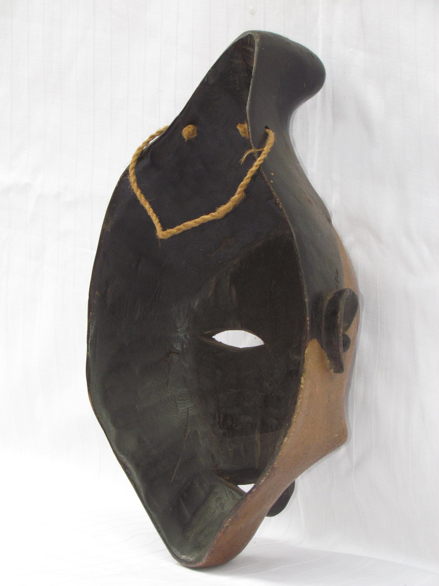 Masques traditionnels africains en bois sculptés à la main, fabriqués en RDC