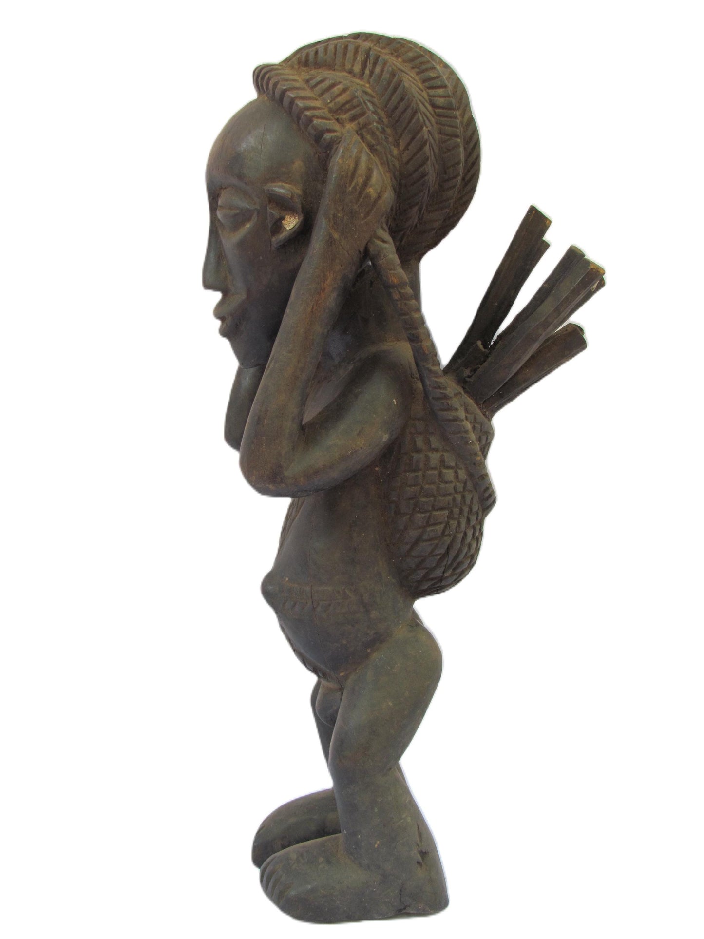 Une œuvre d'art vintage en bois brun faite à la main représentant une mère africaine transportant du bois de chauffage sur son dos