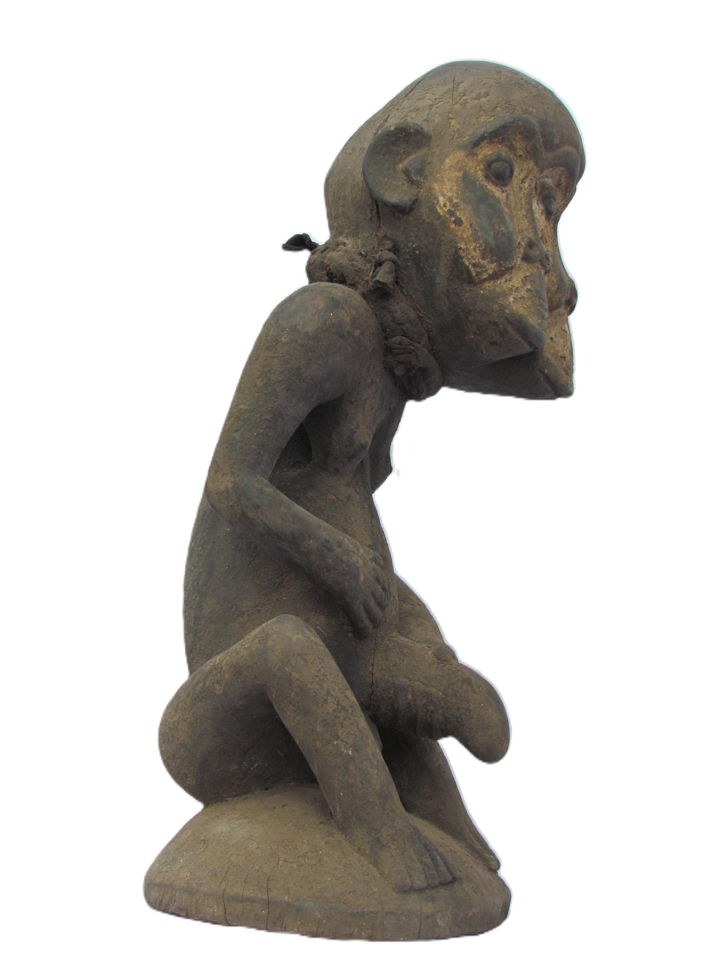 Figure masculine Luba Songo assise tenant un organe génital élu à trois visages, République démocratique du Congo et Zambie.