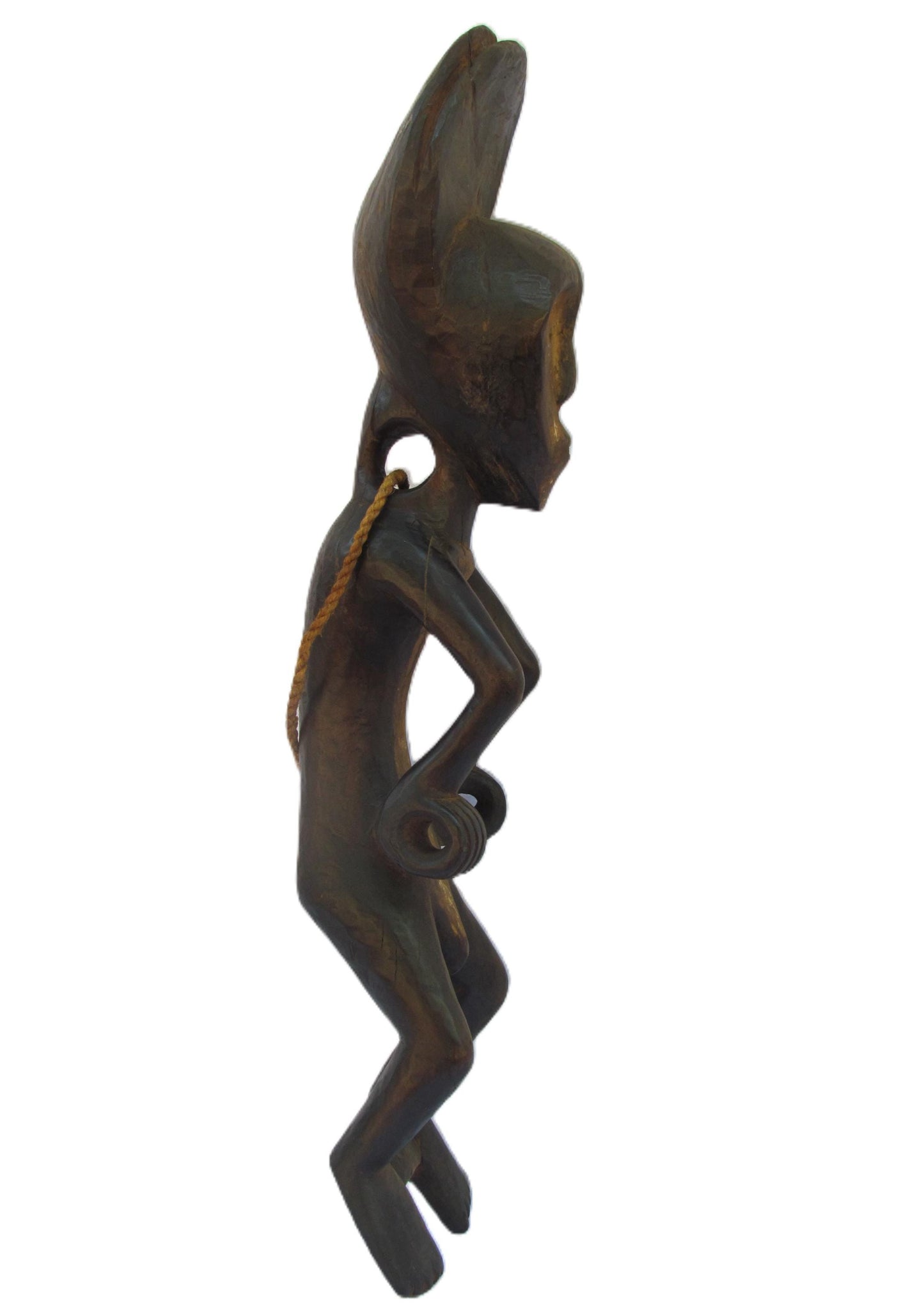 Statue d'un homme Mbole debout de couleur brune, originaire de RDC