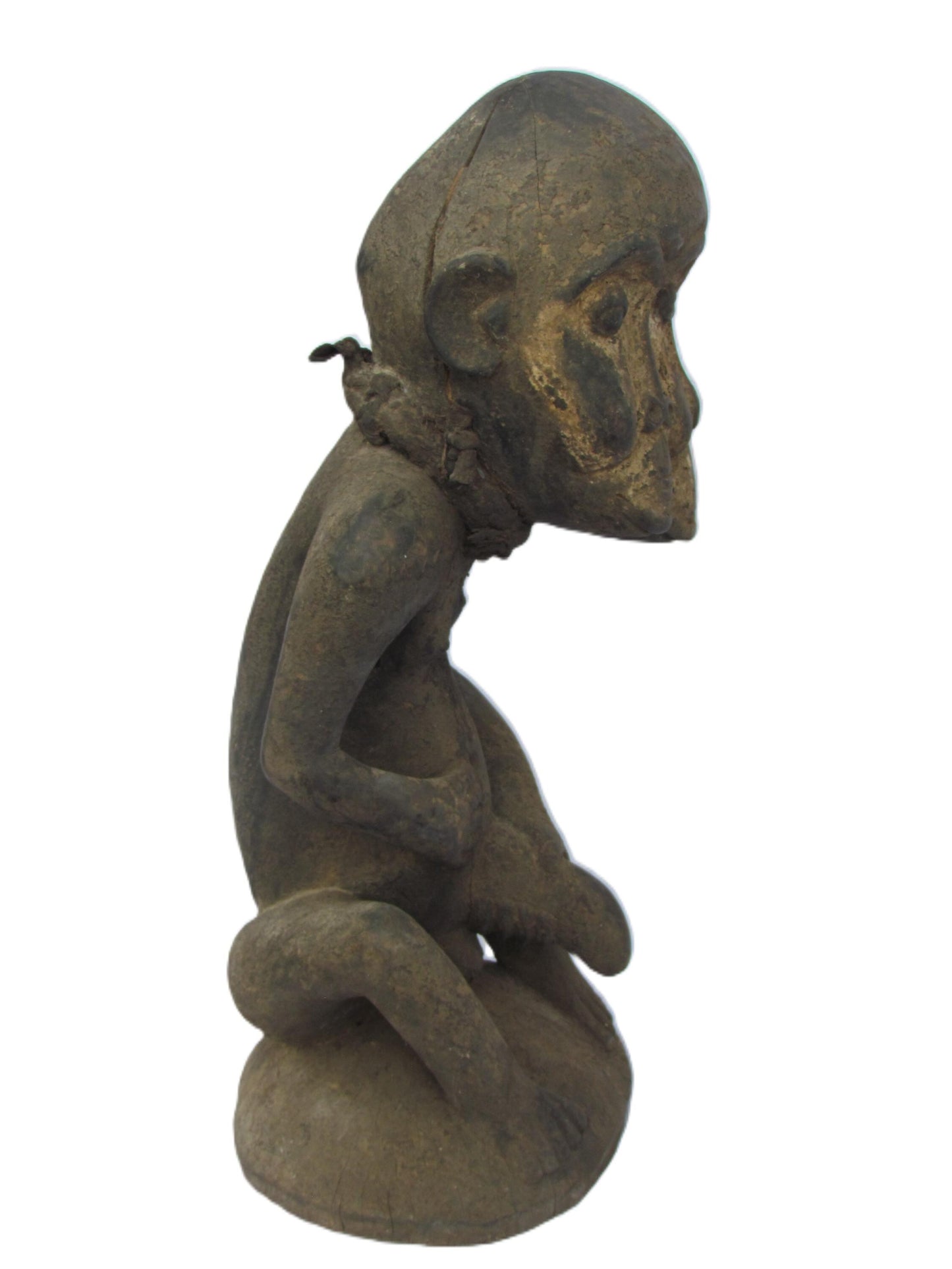 Figure masculine Luba Songo assise tenant un organe génital élu à trois visages, République démocratique du Congo et Zambie.