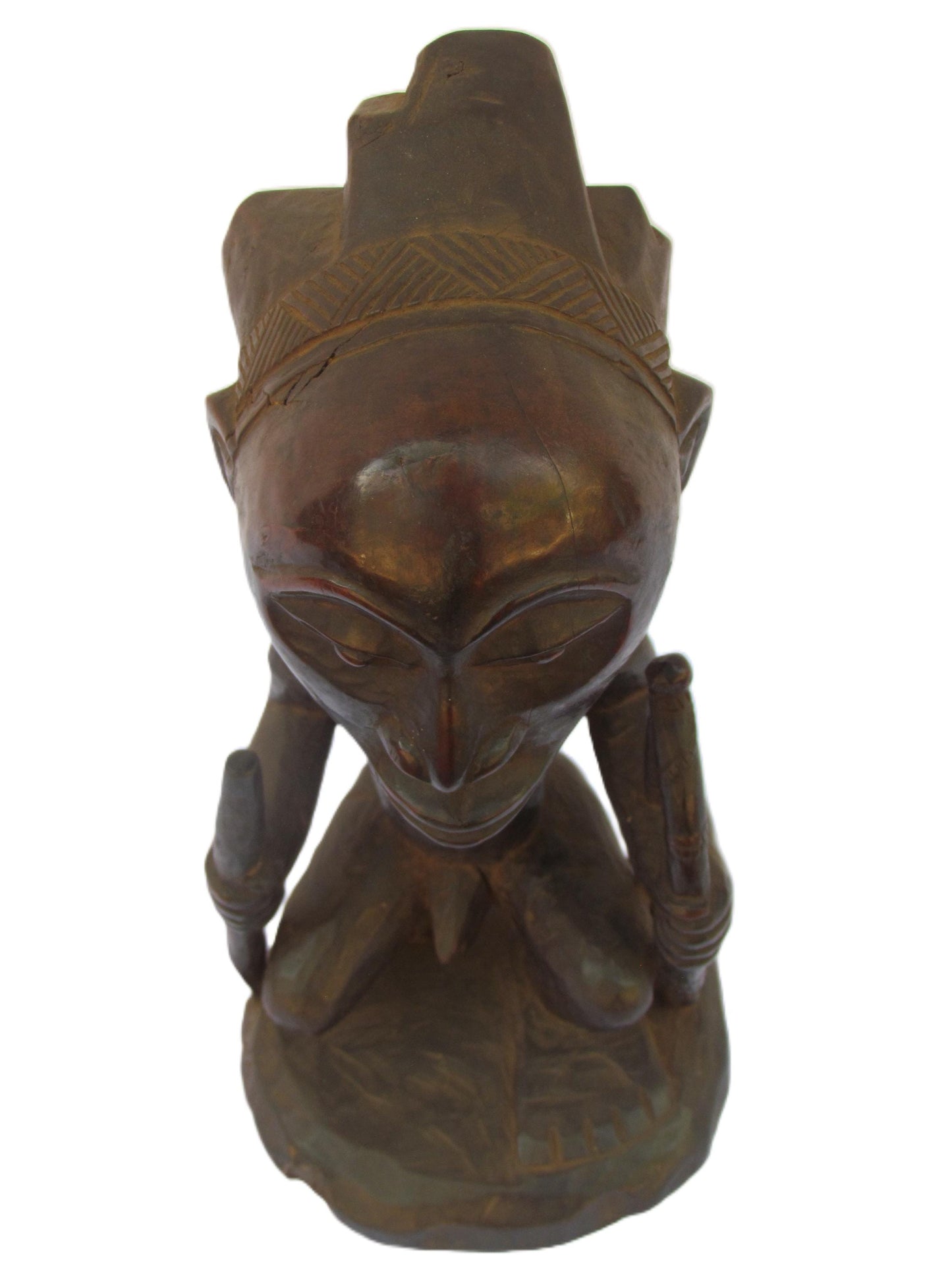 Une statue de sécurité Luba africaine masculine guidée avec des bâtons de combat dans les deux bras du Congo