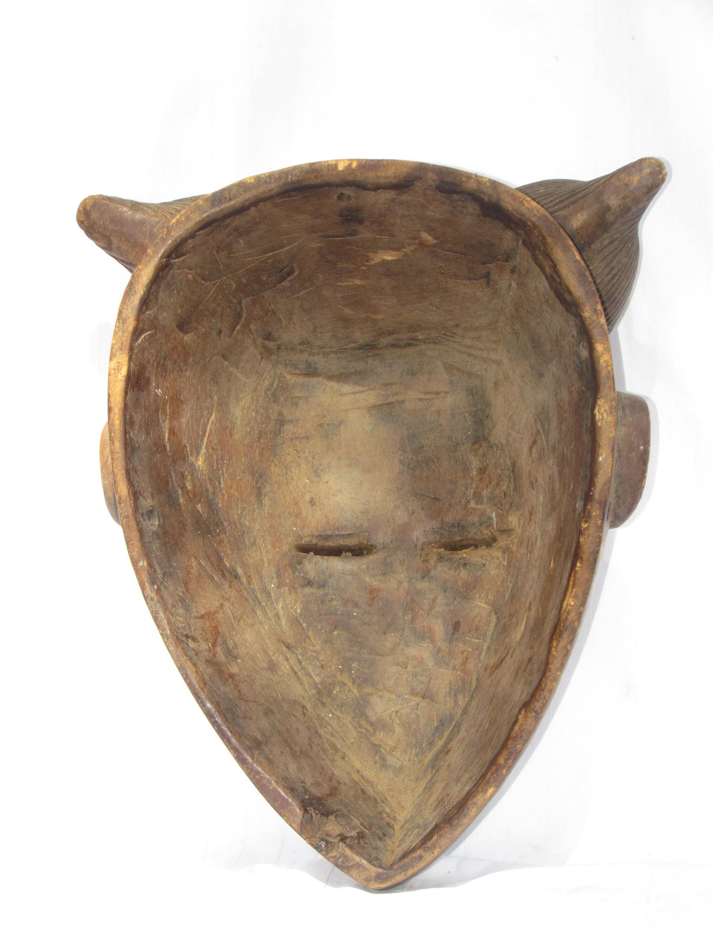 Une tenture murale vintage marron sculptée à la main, masques traditionnels africains en bois de RDC