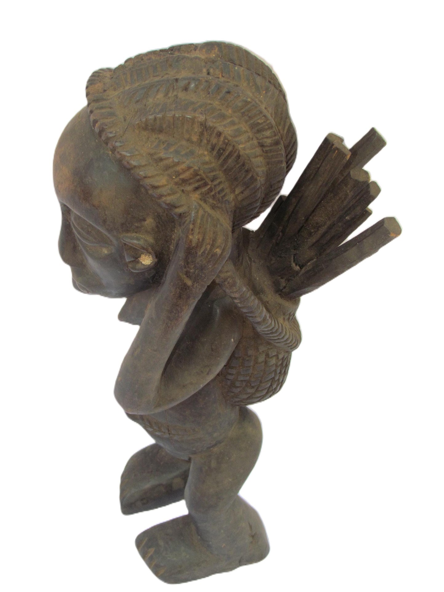 Une œuvre d'art vintage en bois brun faite à la main représentant une mère africaine transportant du bois de chauffage sur son dos