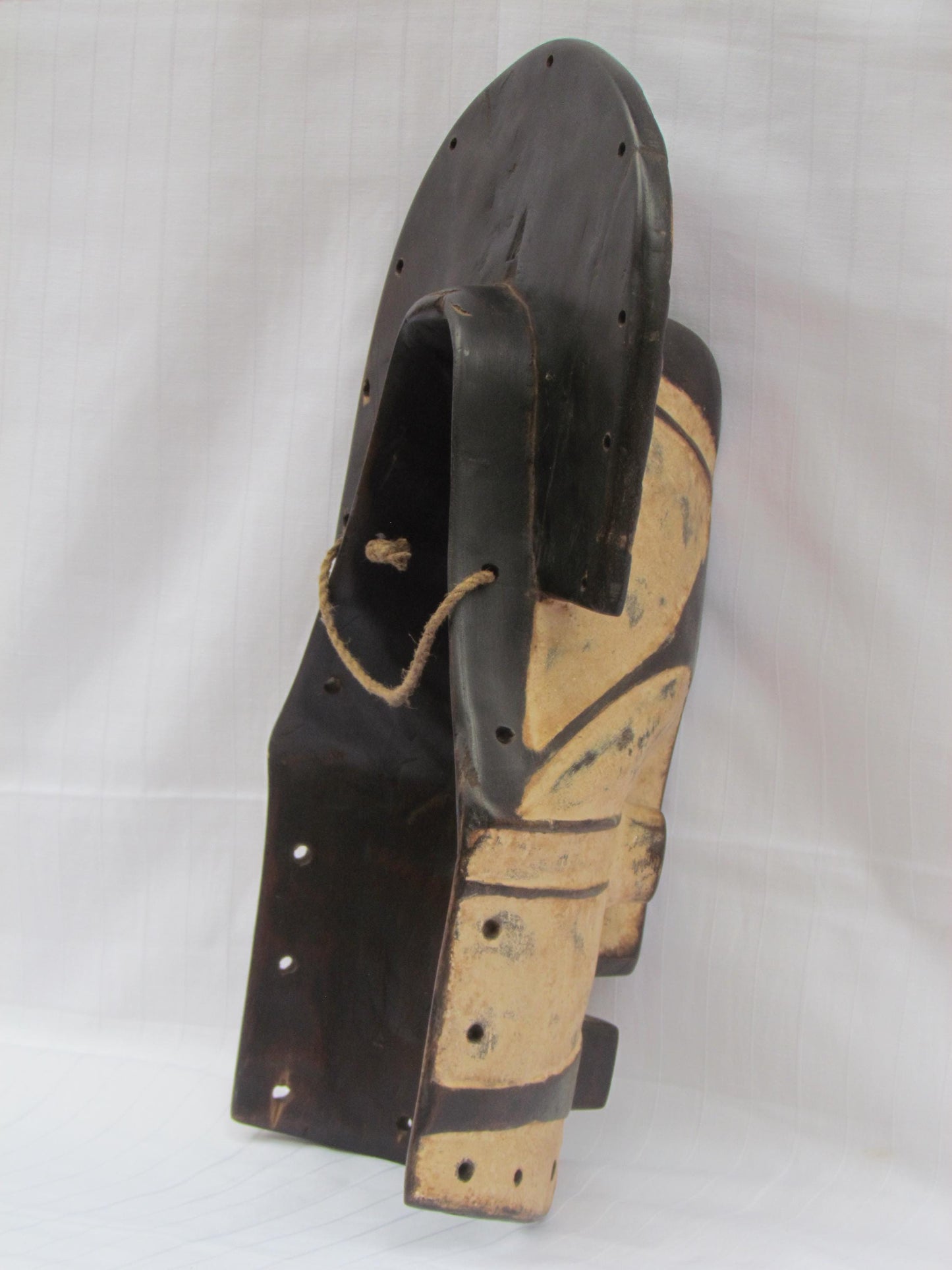 Masques traditionnels africains en bois sculptés à la main, fabriqués en RDC
