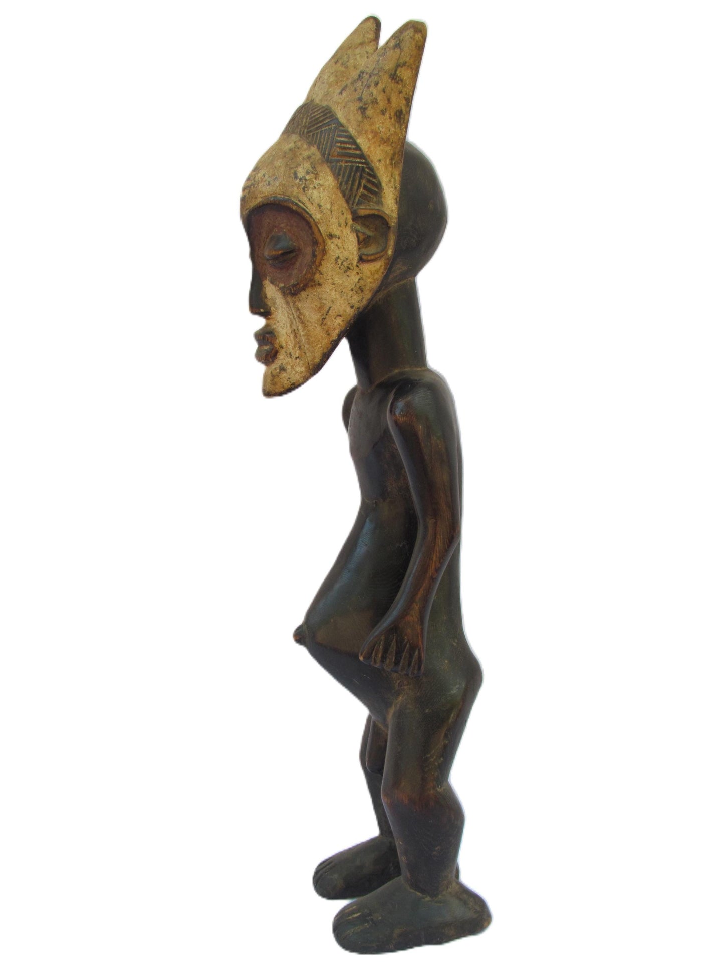 Une statue masculine Pende debout avec des rayures brunes sur la tête de la RDC.