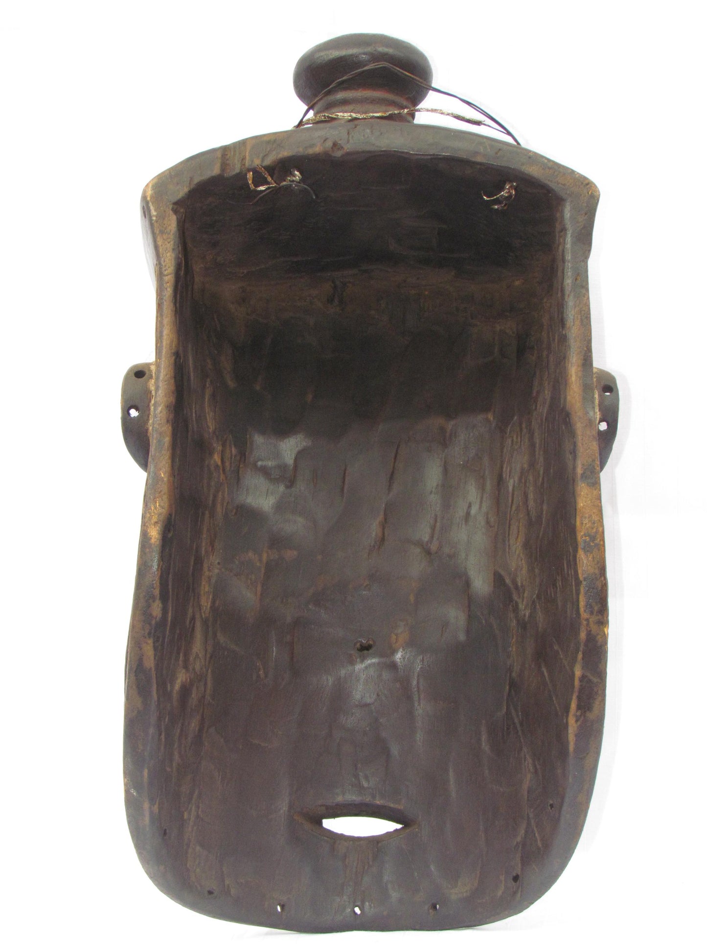 Un masque mural traditionnel africain en bois sculpté à la main de couleur marron, de la RDC