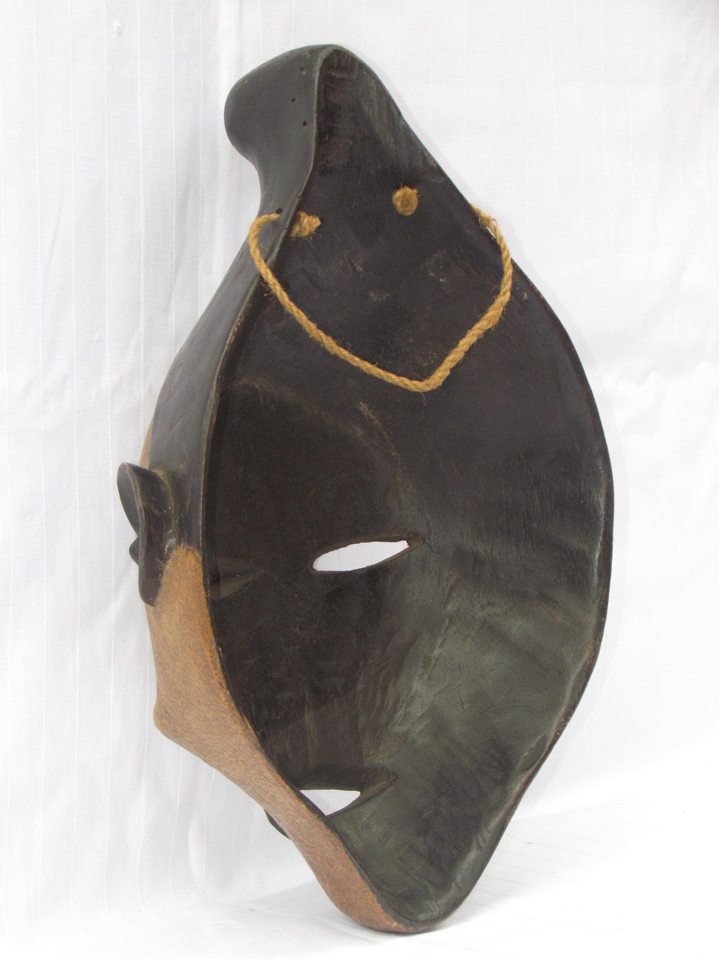 Masques traditionnels africains en bois sculptés à la main, fabriqués en RDC