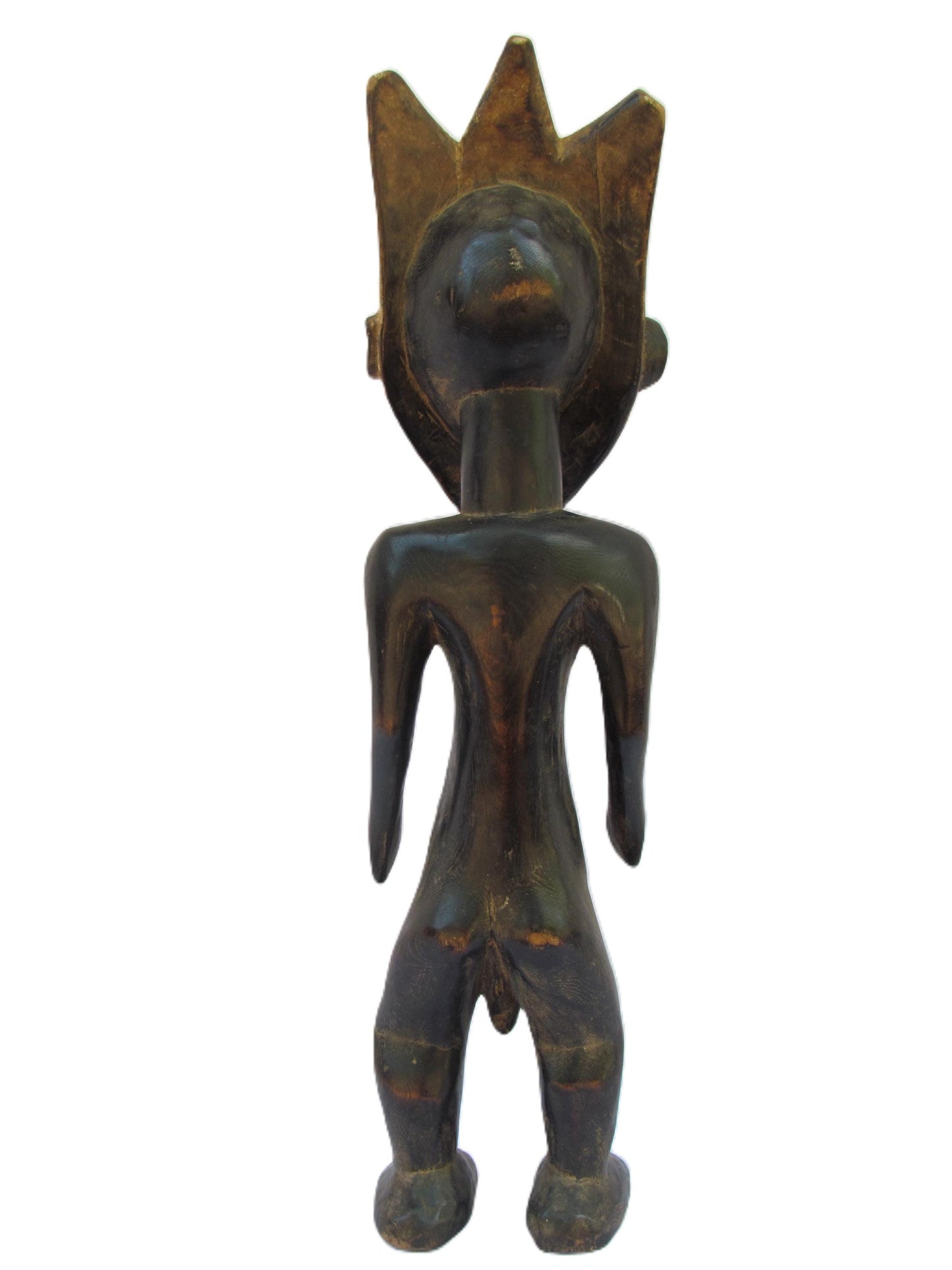 Une statue masculine Pende debout avec des rayures brunes sur la tête de la RDC.