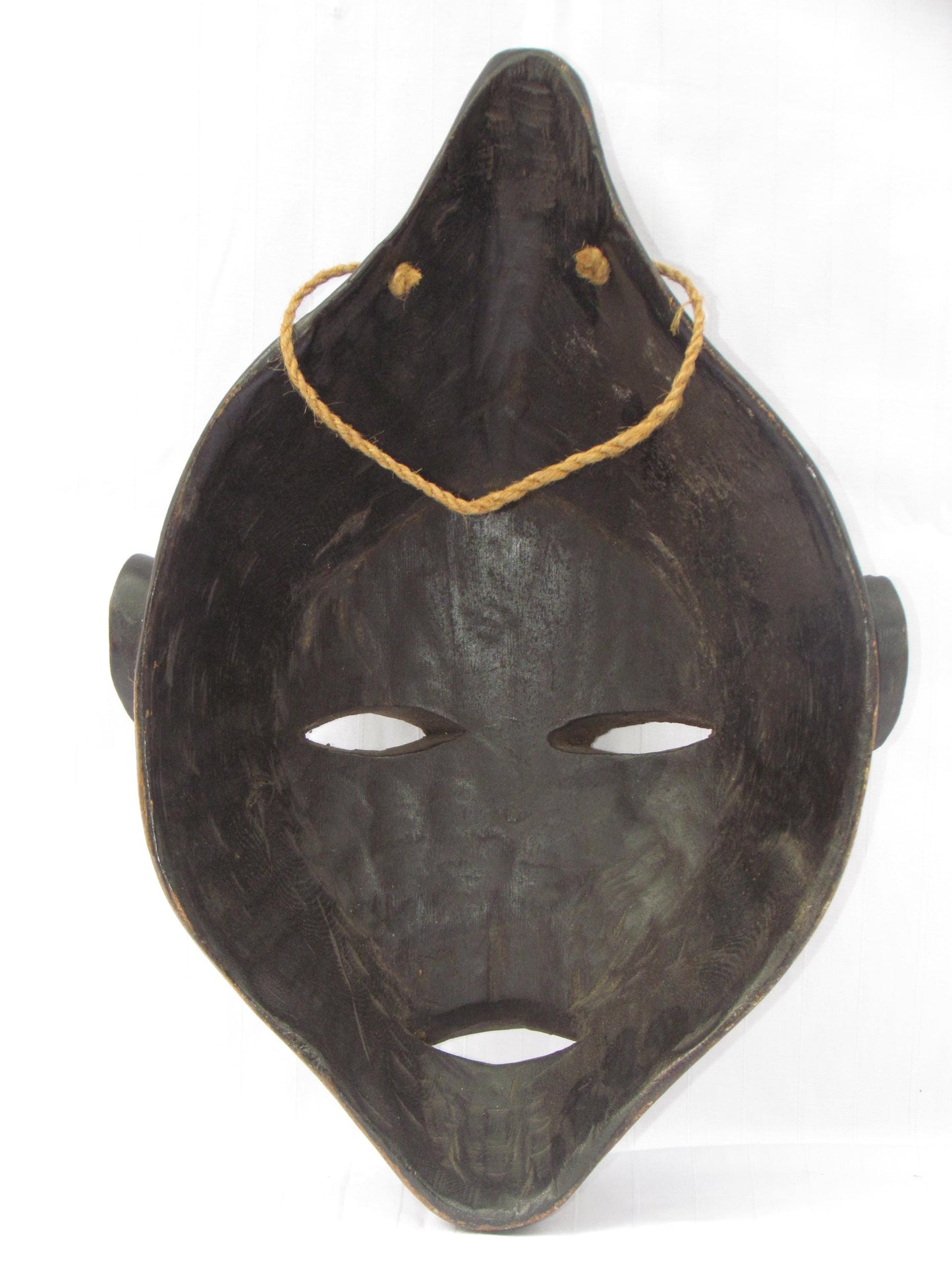 Masques traditionnels africains en bois sculptés à la main, fabriqués en RDC