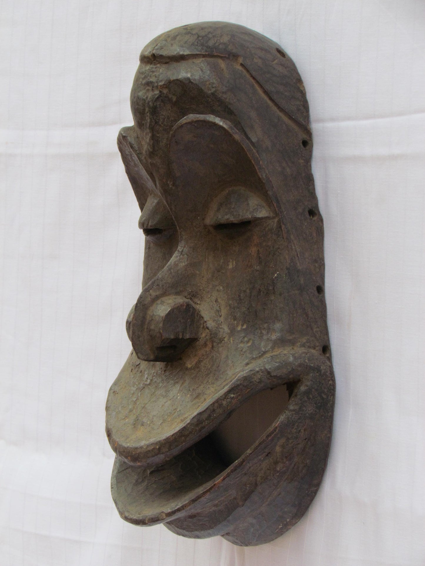 Un masque mural traditionnel africain en bois sculpté à la main vintage noir avec une large bouche de RDC
