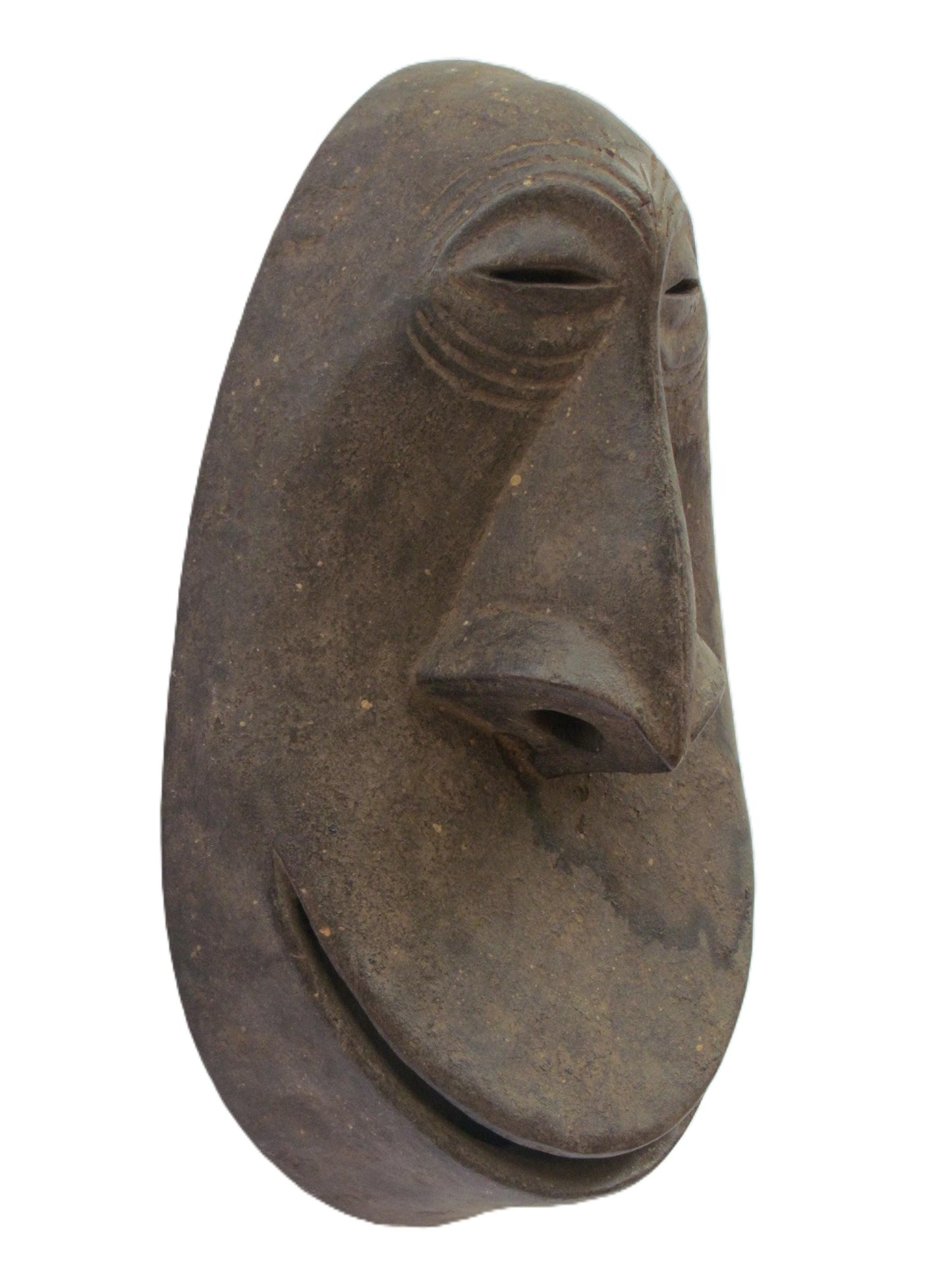 Un masque mural traditionnel africain ovale noir sculpté à la main en bois de RDC