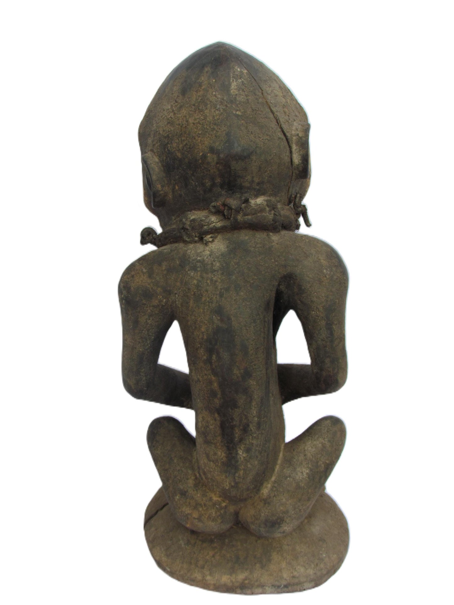 Figure masculine Luba Songo assise tenant un organe génital élu à trois visages, République démocratique du Congo et Zambie.