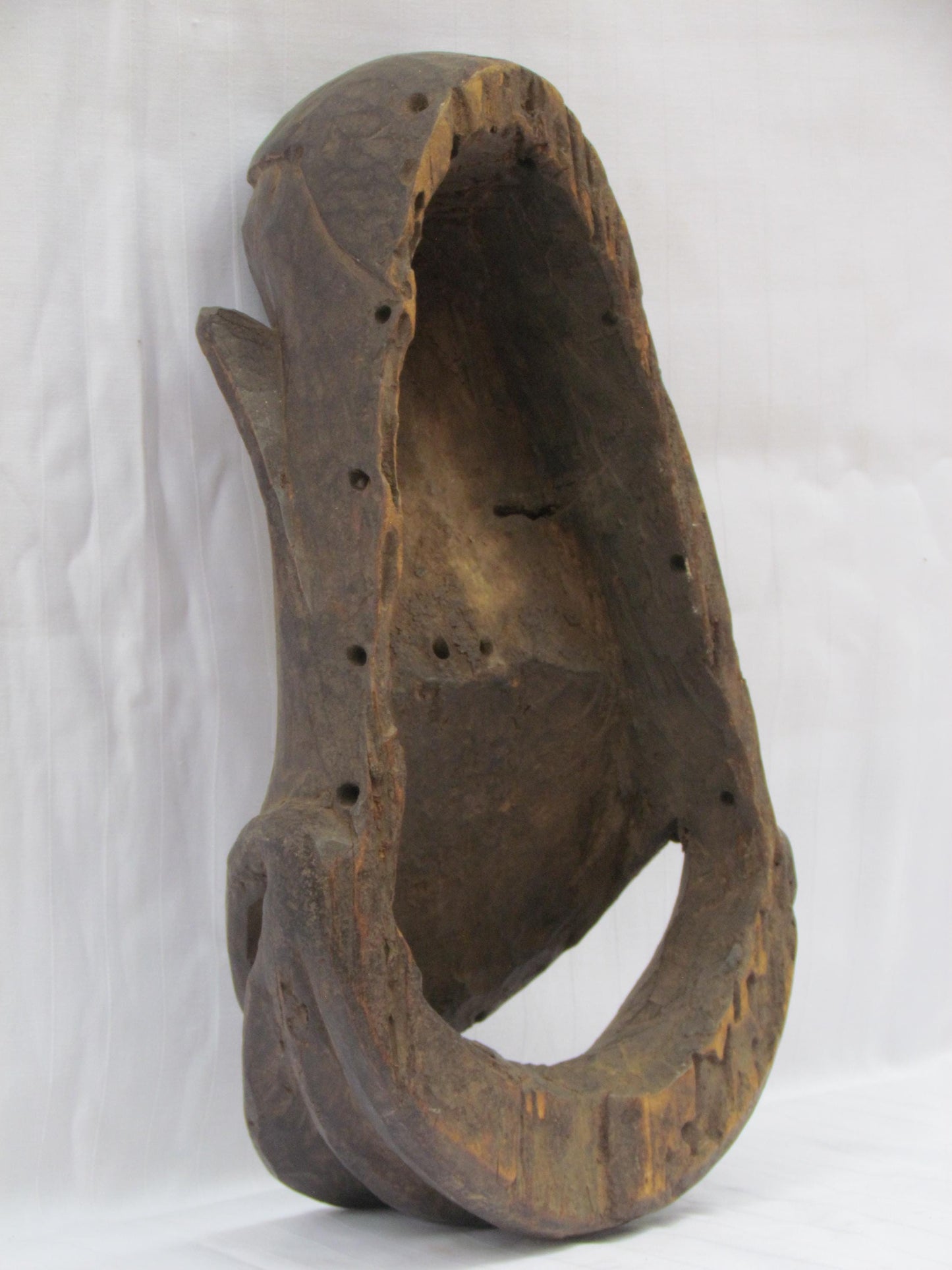 Un masque mural traditionnel africain en bois sculpté à la main vintage noir avec une large bouche de RDC
