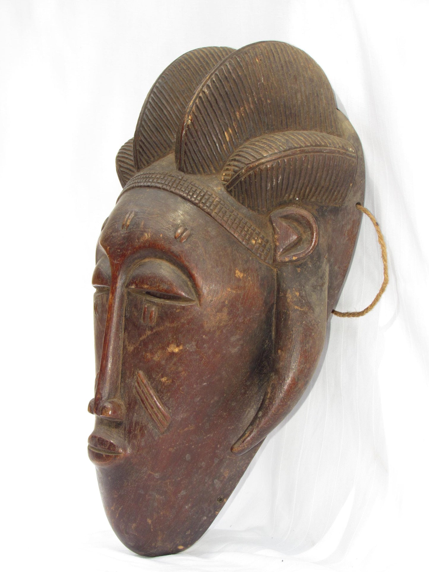 Masques traditionnels africains en bois sculptés à la main, fabriqués en RDC