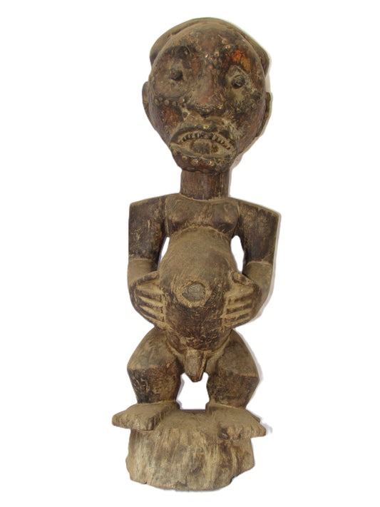 Statue antique extrêmement rare d'un homme africain Songye avec des épingles en argent sur le visage du Congo.