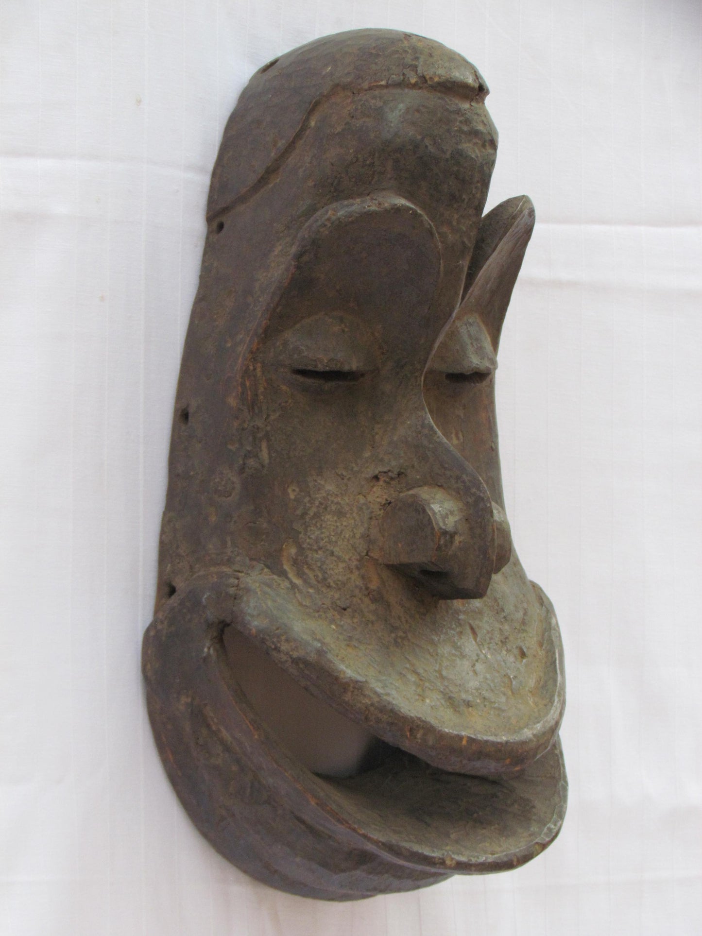Un masque mural traditionnel africain en bois sculpté à la main vintage noir avec une large bouche de RDC