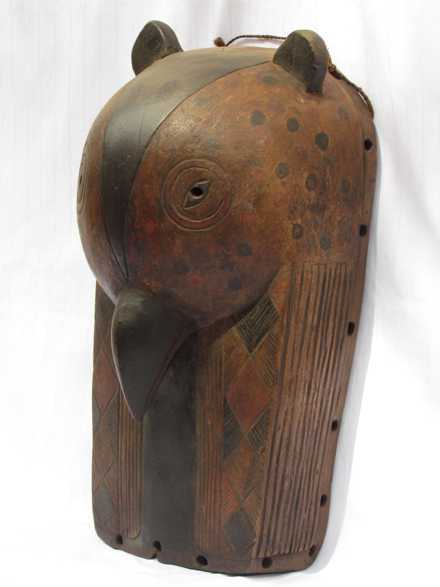 Une tenture murale vintage marron sculptée à la main, masques traditionnels africains en bois de RDC