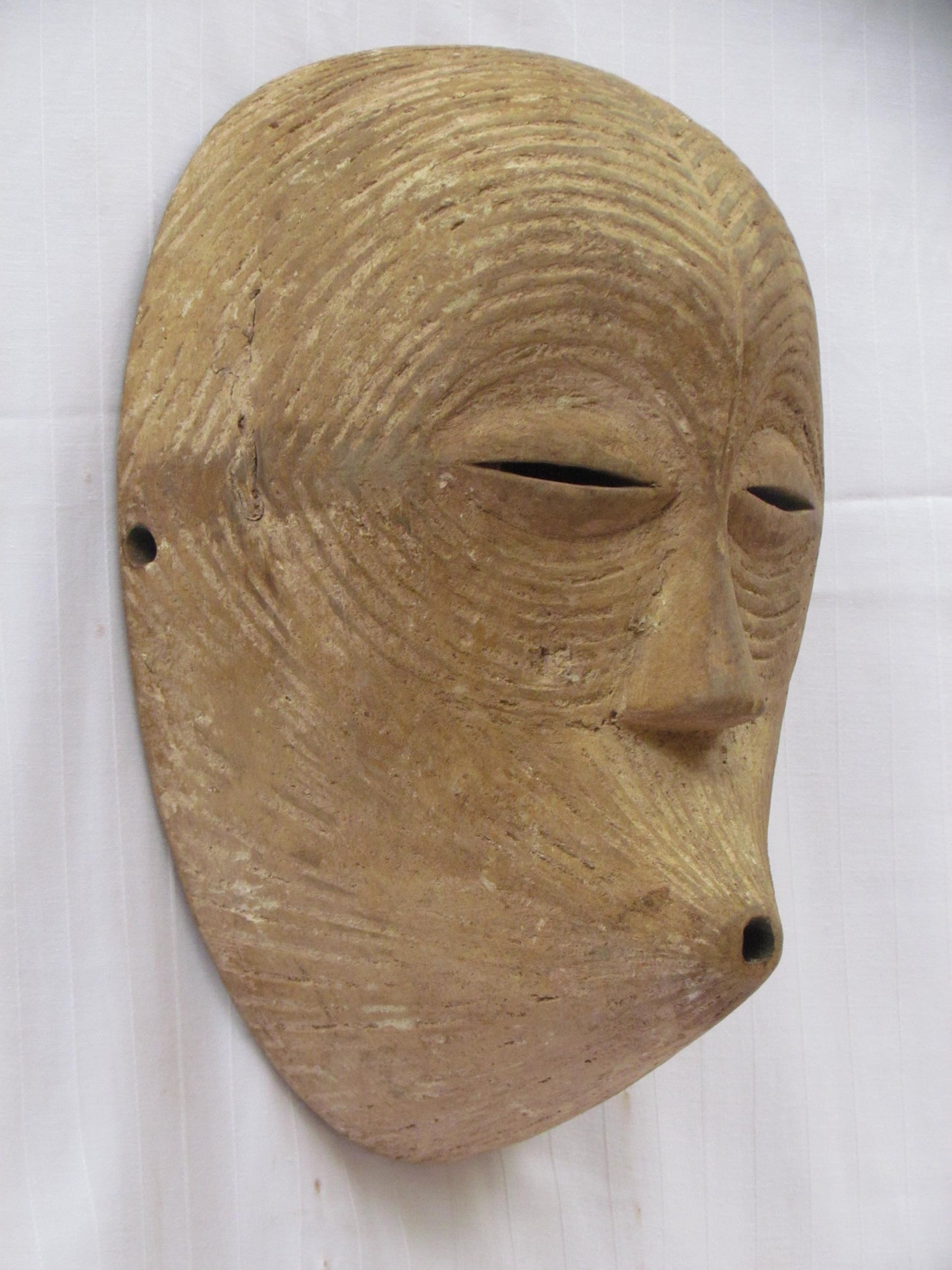 Masques traditionnels africains en bois sculptés à la main, fabriqués en RDC