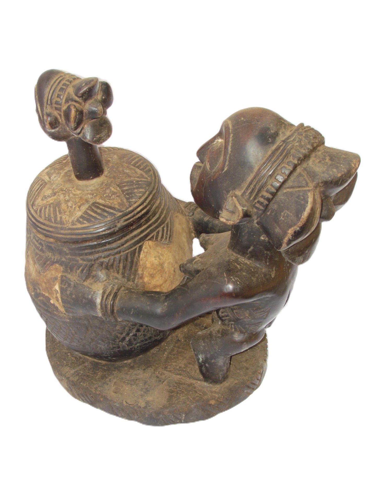 Une porteuse de bol en bois Luba de la RDC