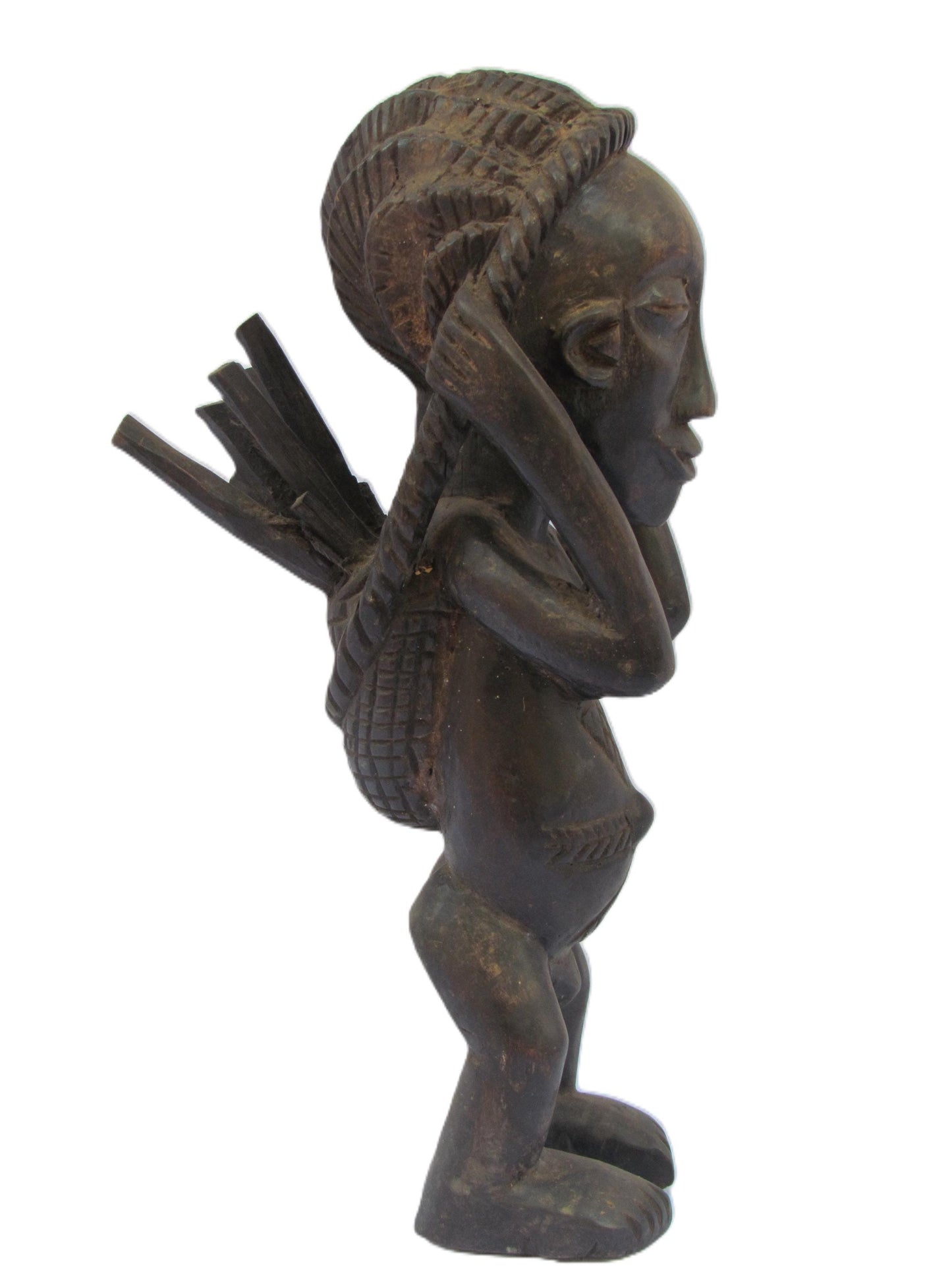 Une œuvre d'art vintage en bois brun faite à la main représentant une mère africaine transportant du bois de chauffage sur son dos