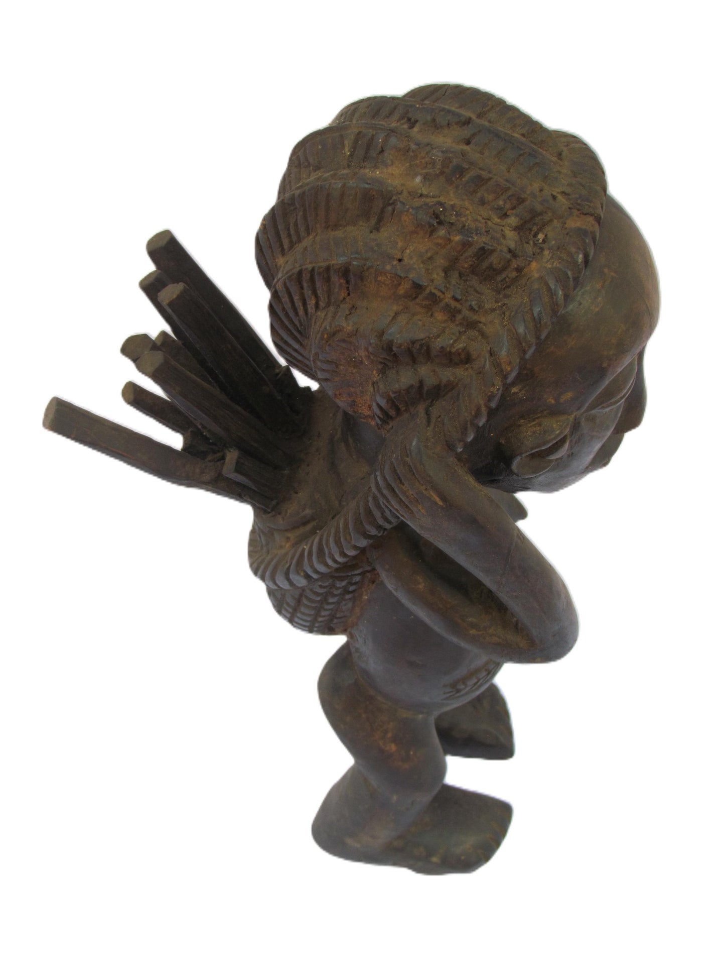 Une œuvre d'art vintage en bois brun faite à la main représentant une mère africaine transportant du bois de chauffage sur son dos