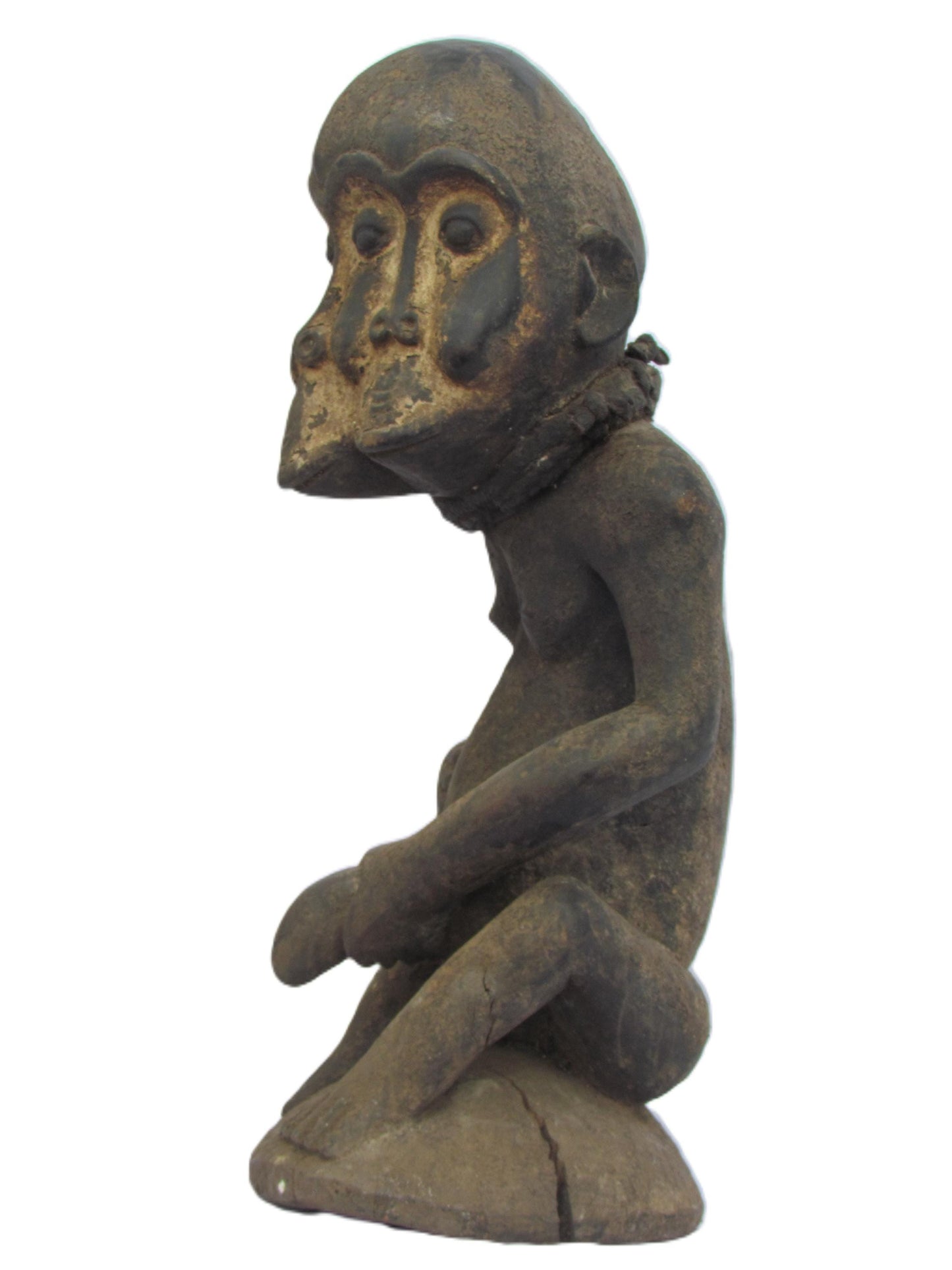 Figure masculine Luba Songo assise tenant un organe génital élu à trois visages, République démocratique du Congo et Zambie.