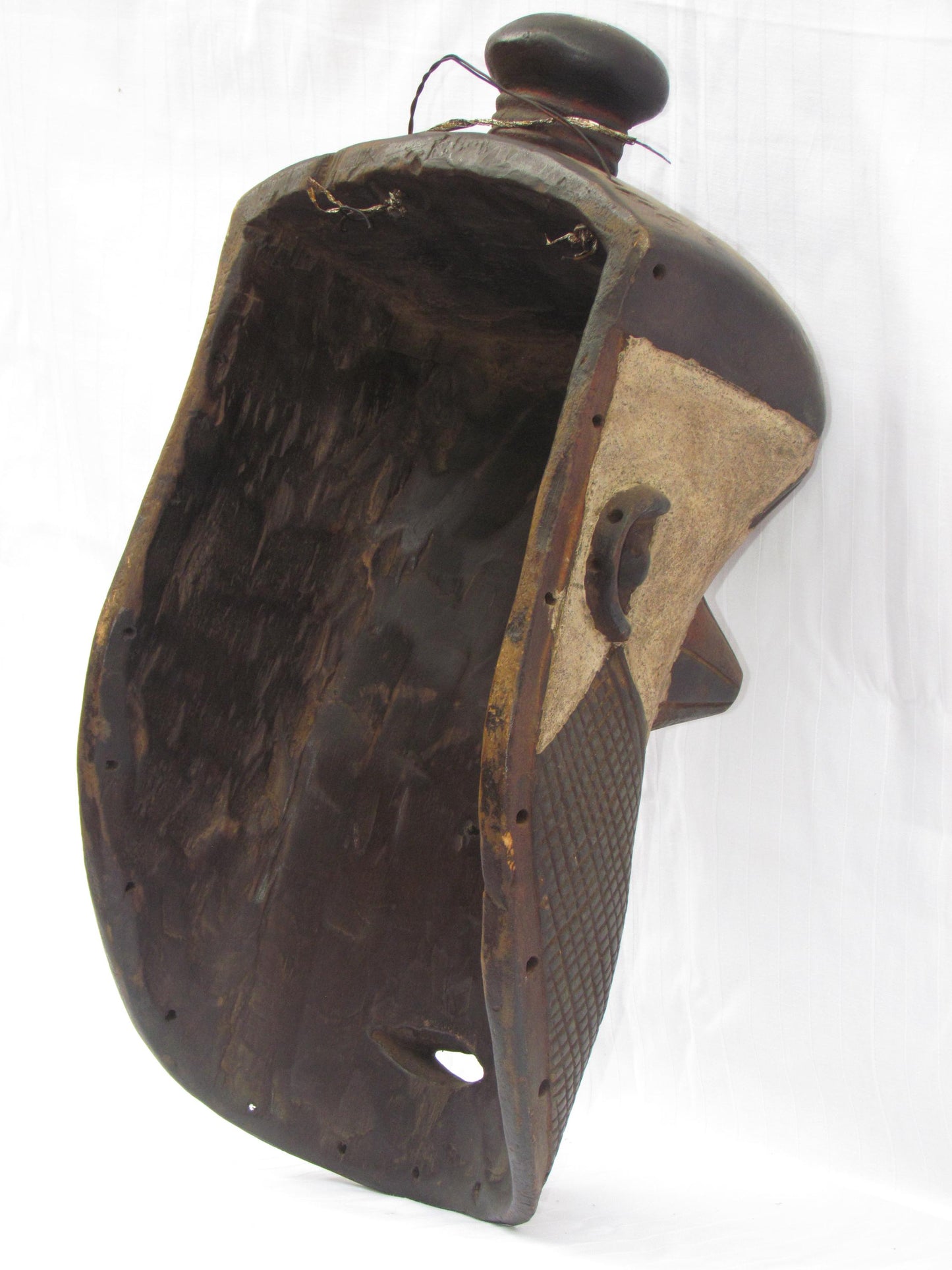 Un masque mural traditionnel africain en bois sculpté à la main de couleur marron, de la RDC