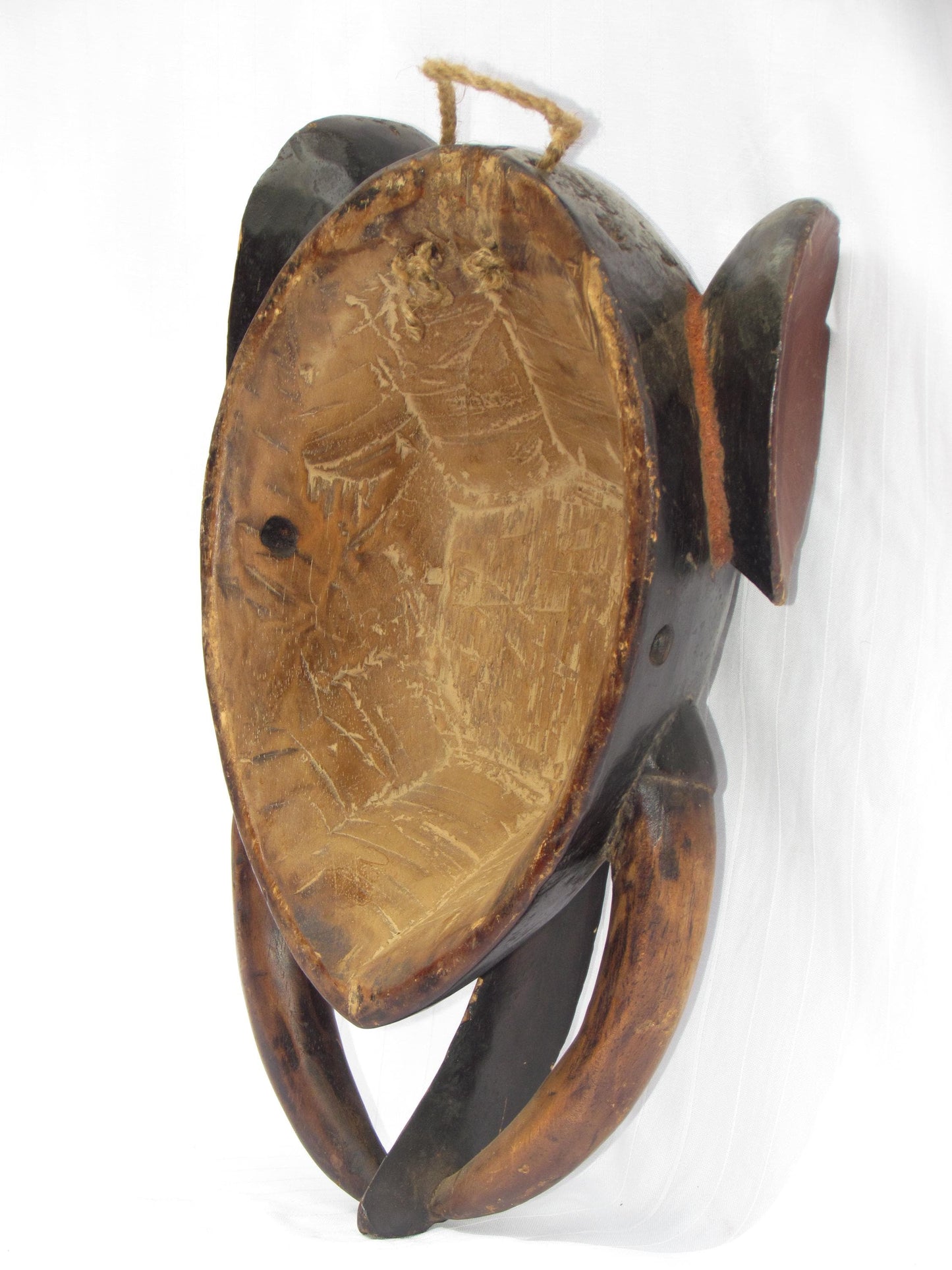Masques traditionnels africains en bois sculptés à la main, fabriqués en RDC