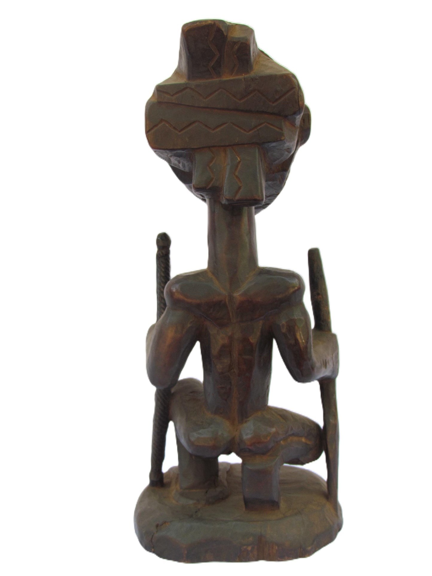 Une statue de sécurité Luba africaine masculine guidée avec des bâtons de combat dans les deux bras du Congo