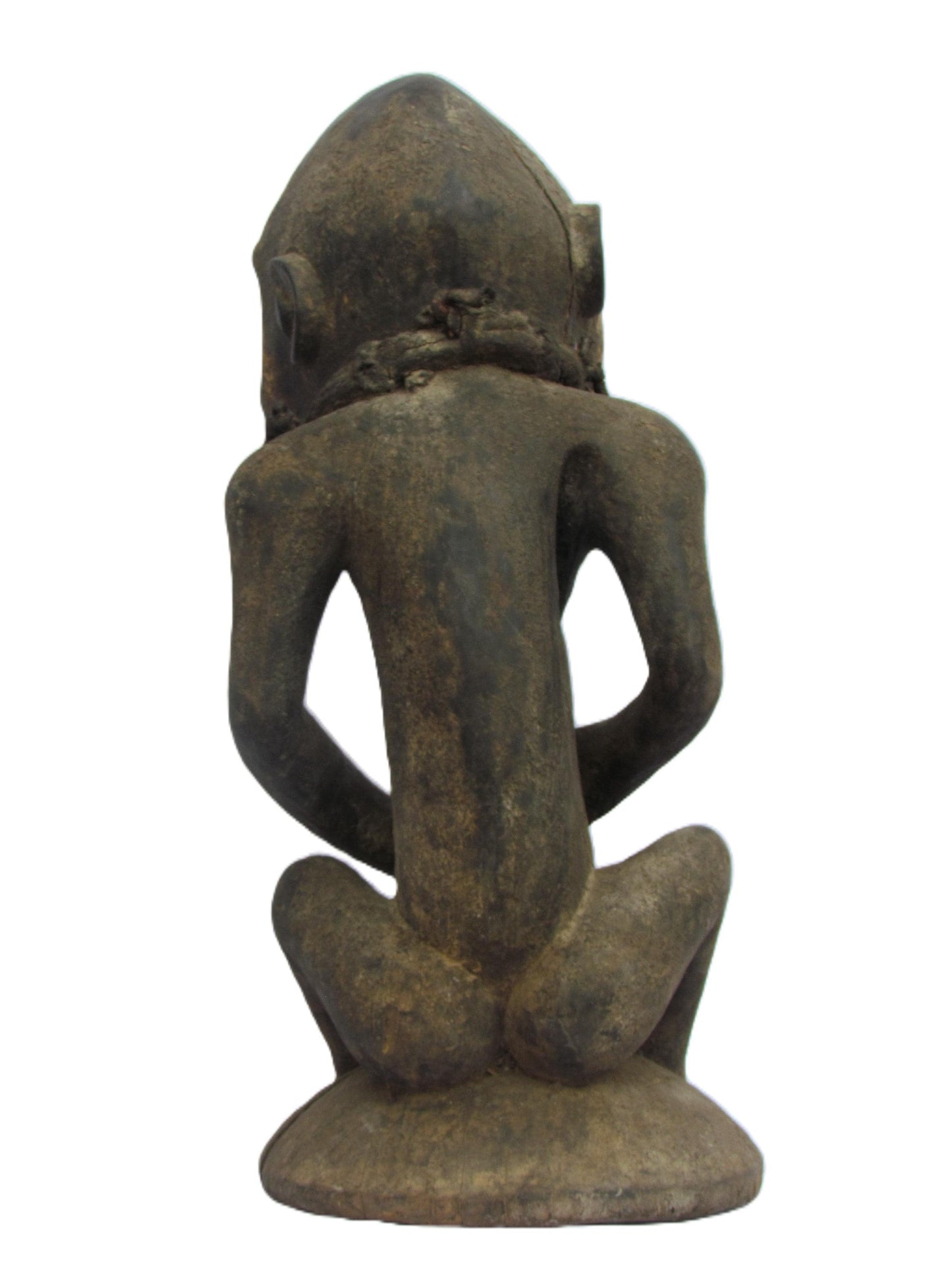 Figure masculine Luba Songo assise tenant un organe génital élu à trois visages, République démocratique du Congo et Zambie.