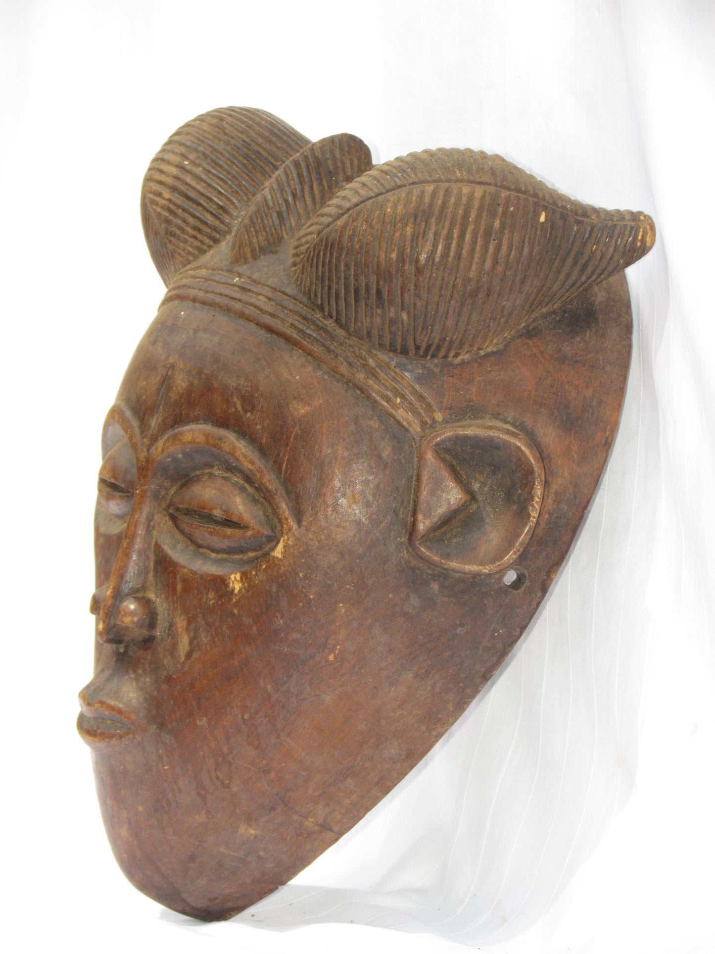 Une tenture murale vintage marron sculptée à la main, masques traditionnels africains en bois de RDC