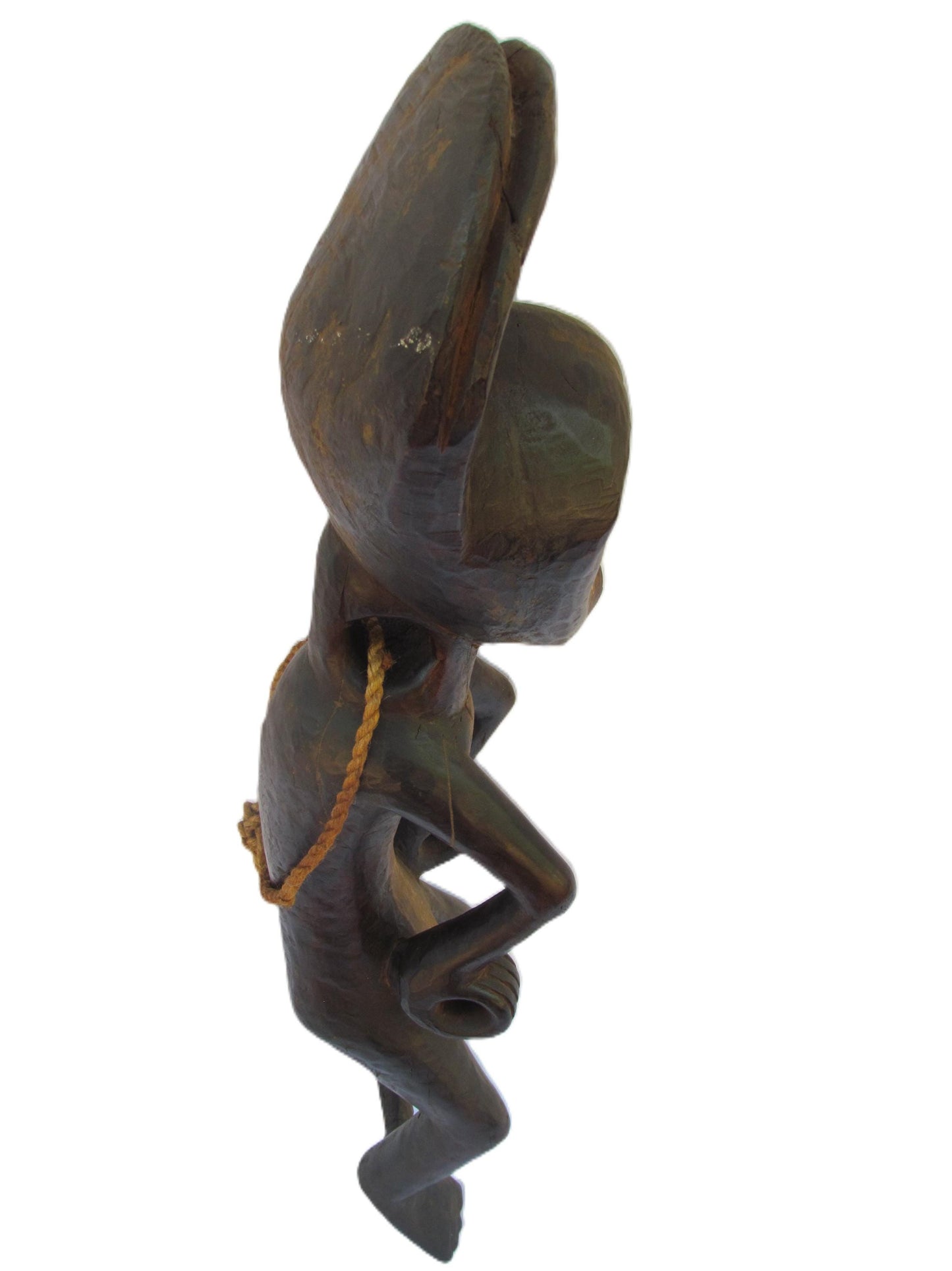 Statue d'un homme Mbole debout de couleur brune, originaire de RDC