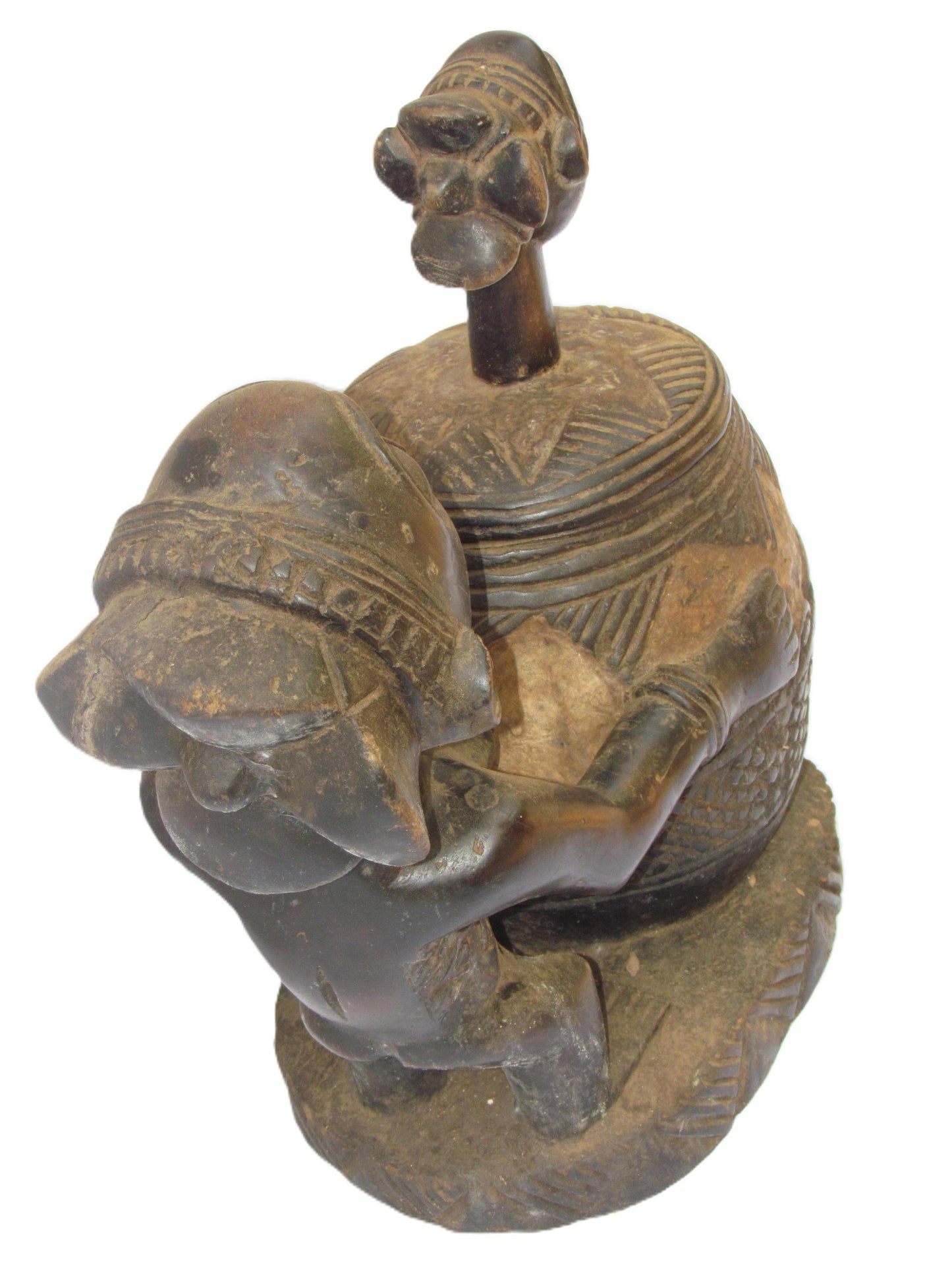 Une porteuse de bol en bois Luba de la RDC