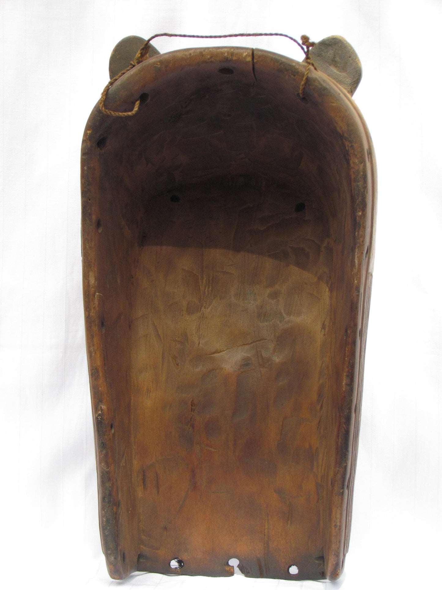Une tenture murale vintage marron sculptée à la main, masques traditionnels africains en bois de RDC