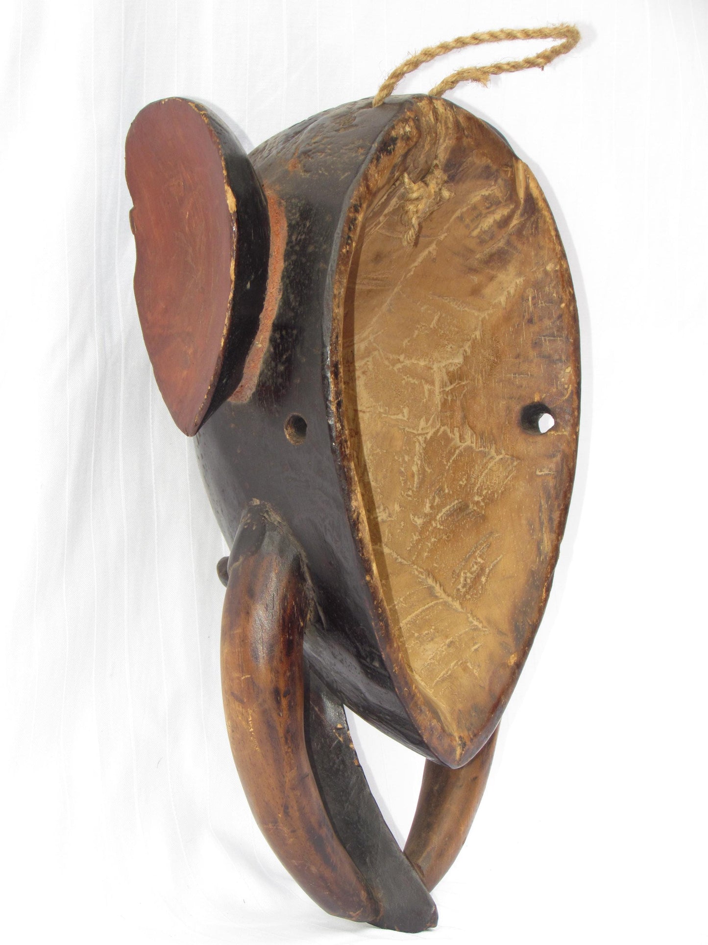 Masques traditionnels africains en bois sculptés à la main, fabriqués en RDC
