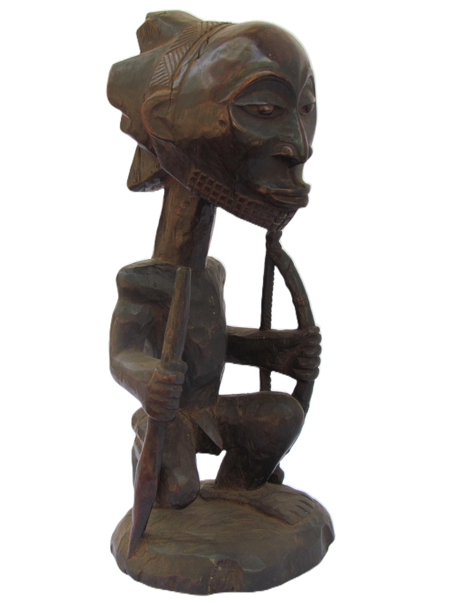 Une statue de sécurité Luba africaine masculine guidée avec des bâtons de combat dans les deux bras du Congo