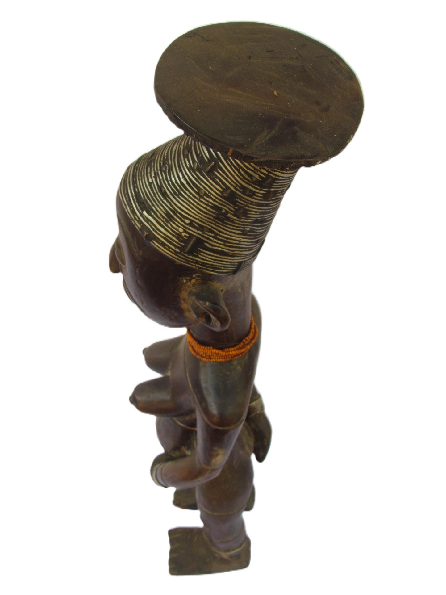 Une belle figure féminine debout Mangbetu en bois avec un cou rouge frappant de l'art africain du Congo.