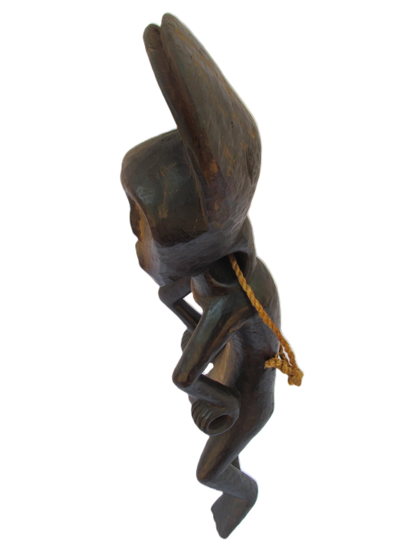 Statue d'un homme Mbole debout de couleur brune, originaire de RDC