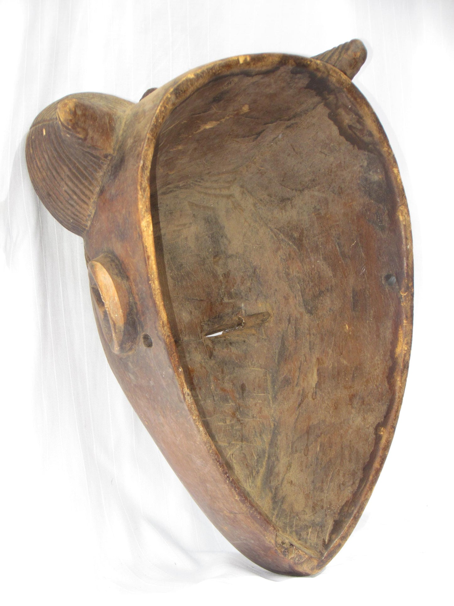 Une tenture murale vintage marron sculptée à la main, masques traditionnels africains en bois de RDC