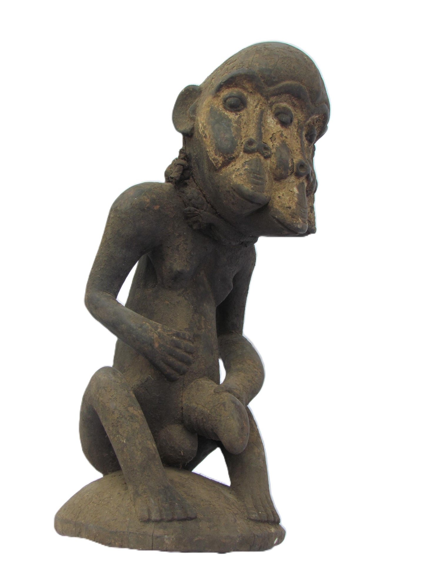 Figure masculine Luba Songo assise tenant un organe génital élu à trois visages, République démocratique du Congo et Zambie.