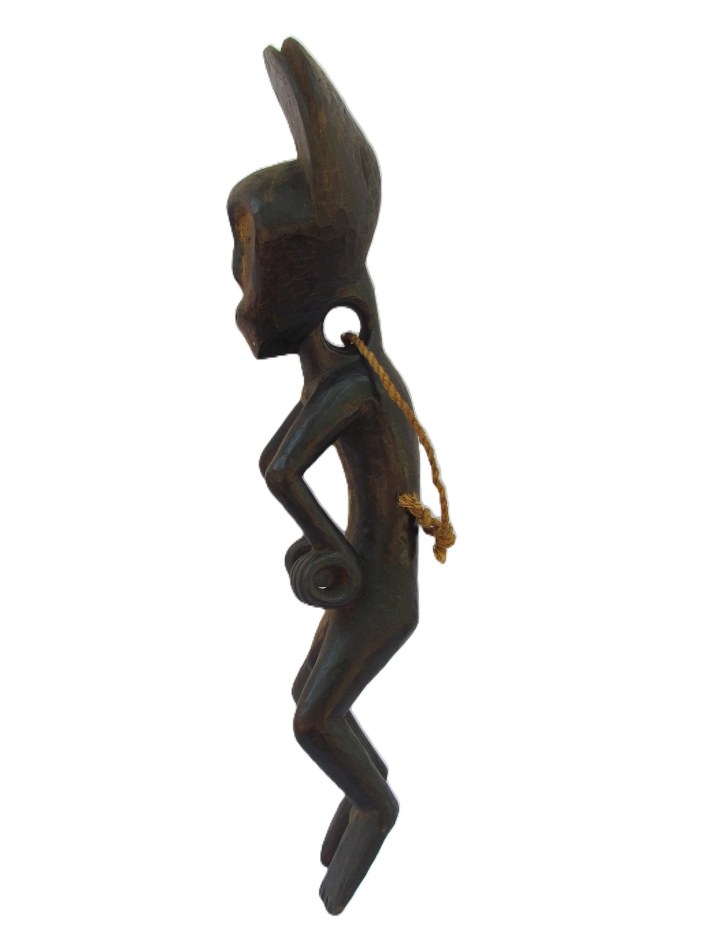 Statue d'un homme Mbole debout de couleur brune, originaire de RDC