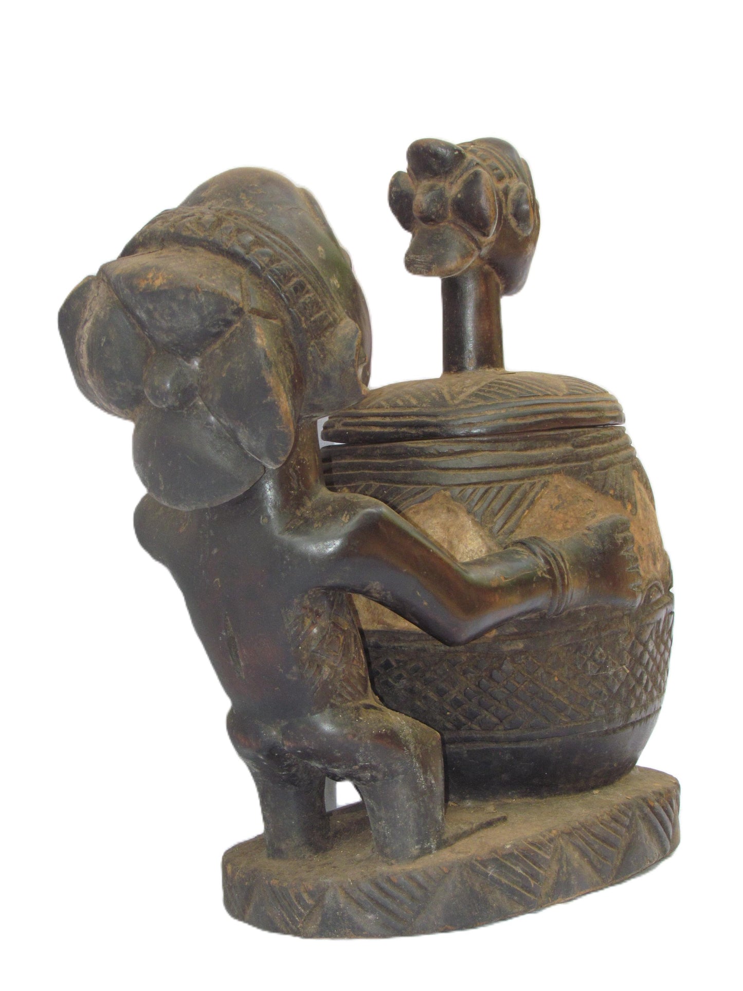 Une porteuse de bol en bois Luba de la RDC